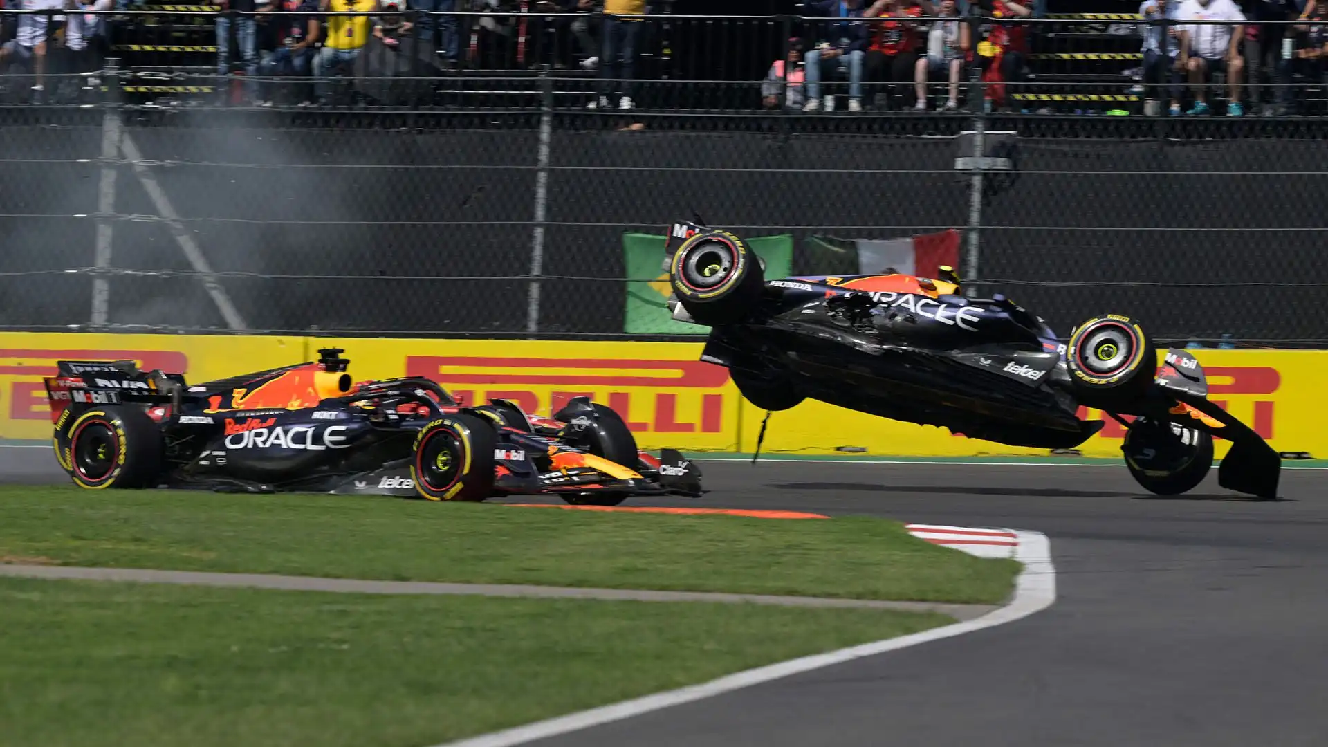 Perez ha cercato di sorpassare all'esterno il pilota della Ferrari Leclerc, ma è entrato in collisione