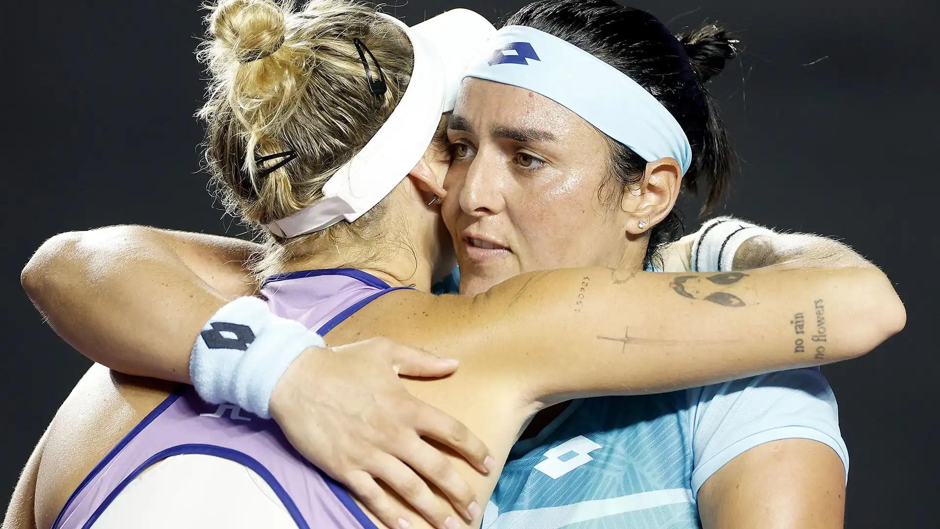 Ons Jabeur non è riuscita a trattenere l'emozione per Gaza dopo la partita delle WTA Finals contro Marketa Vondrousova