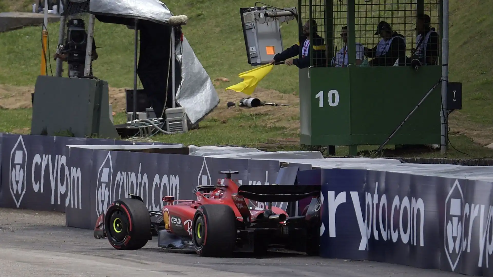 Il pilota monegasco della Ferrari è andato clamorosamente a muro nel giro di formazione