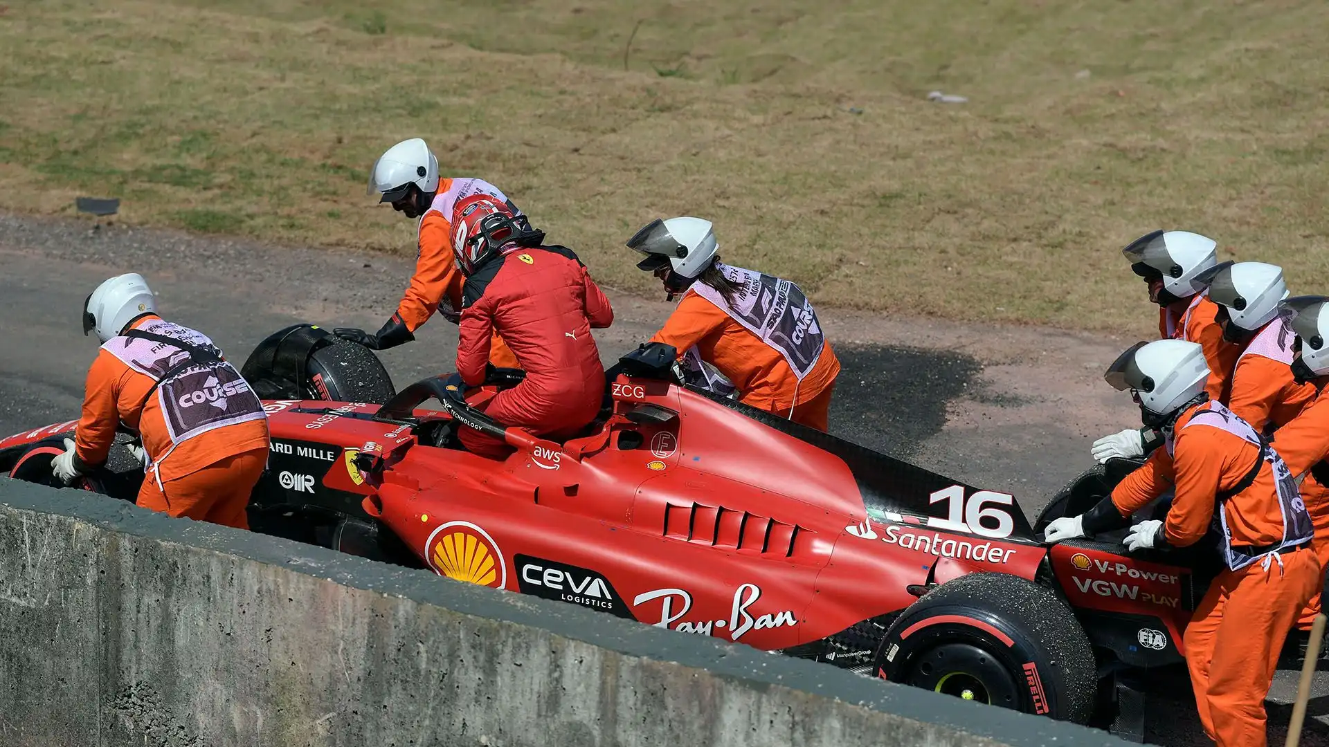 La sua Ferrari ha avuto un problema tecnico e il pilota del Principato è finito a sbattere, ed è stato costretto a rinunciare alla gara