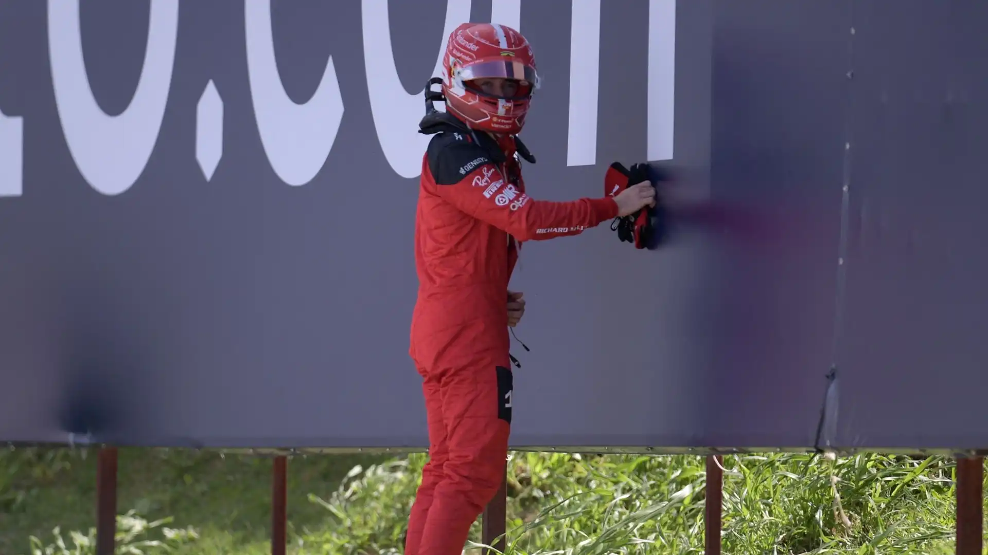 Leclerc dopo il ritiro ha dovuto compiere una piccola scarpinata per raggiungere i box Ferrari