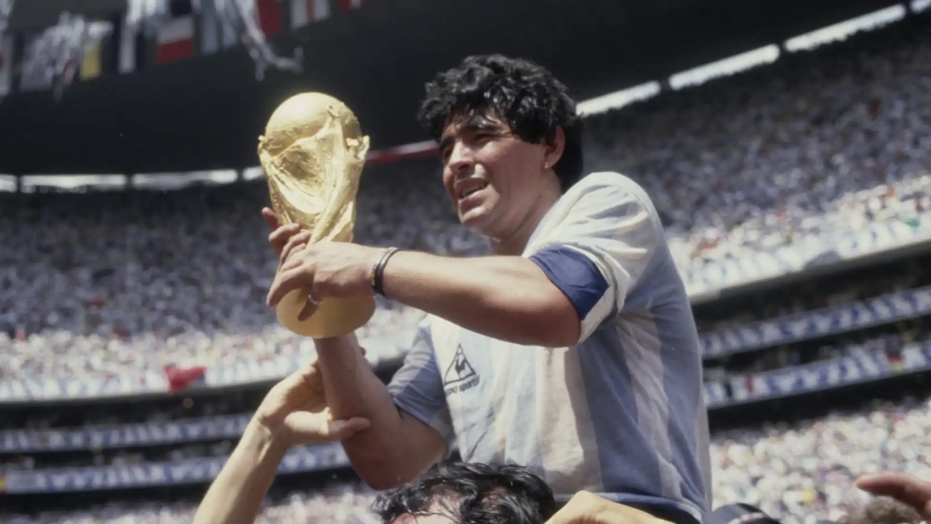 "Maradona come giocatore è stato un grande ma come uomo ha fallito, è scivolato con la corte di quelli che lo lodavano e non lo aiutavano".
