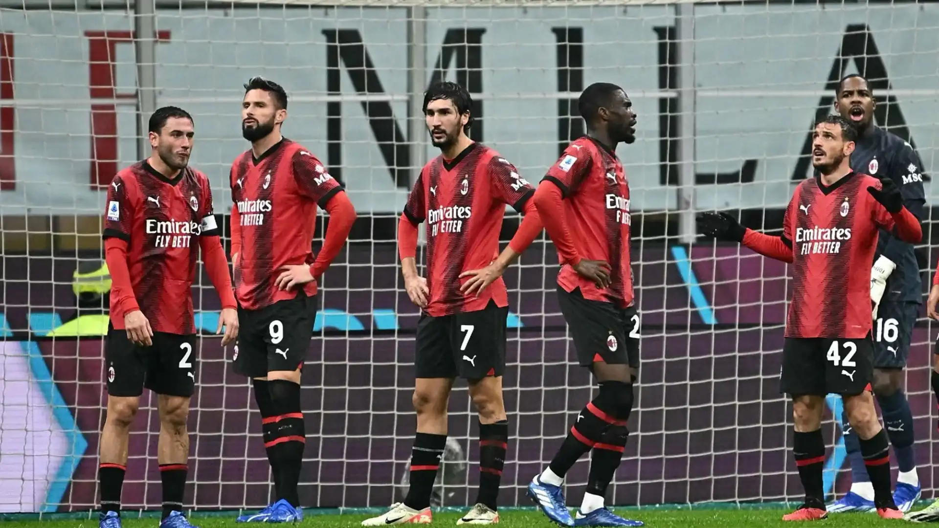 La brutta sconfitta contro l'Udinese fa suonare l'allarme rosso in casa Milan: ai rossoneri non serve solo un difensore, ma anche un attaccante