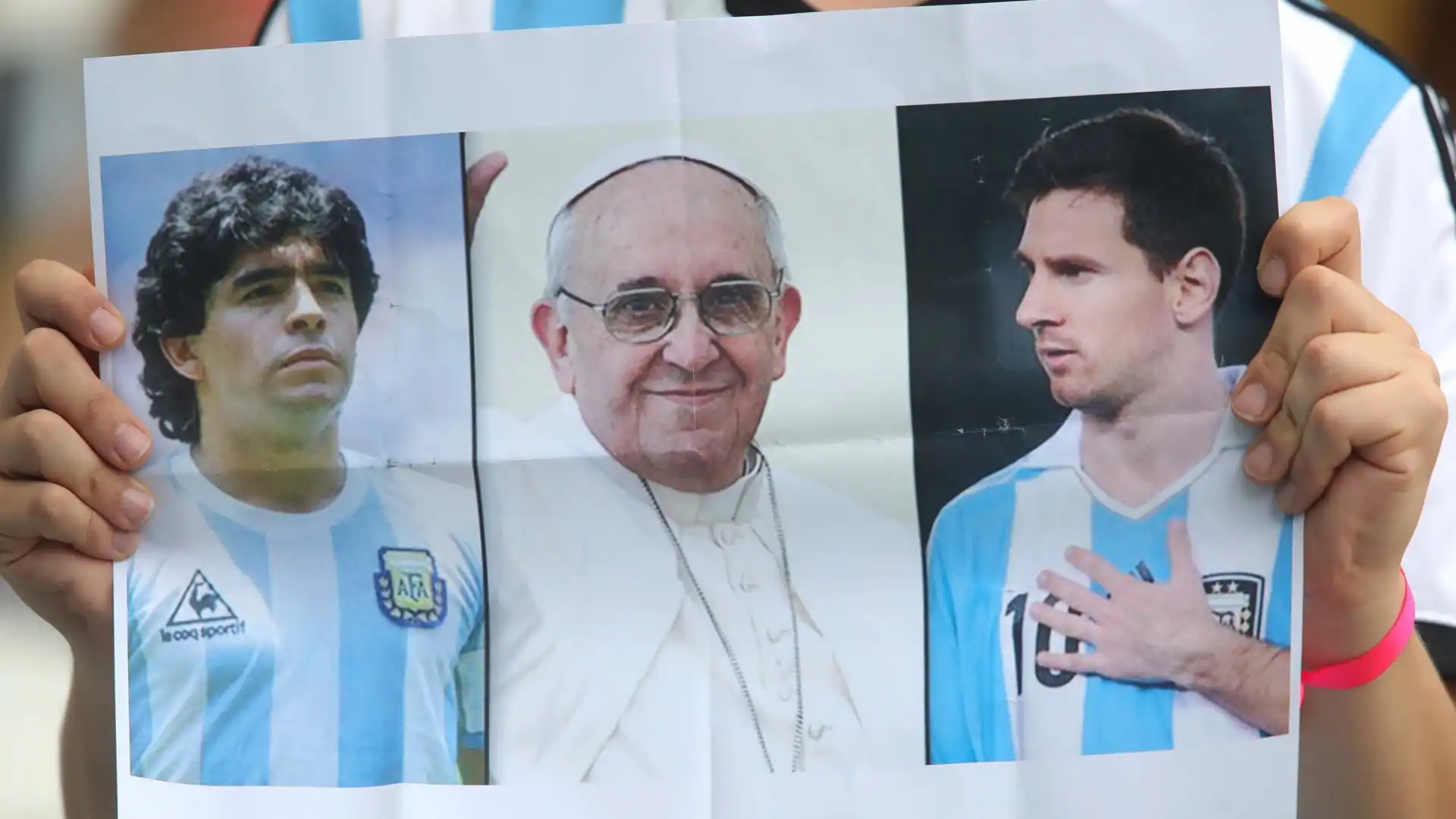 Papa Francesco in un'intervista si è sbilanciato a sorpresa sul giocatore più forte nella storia del calcio