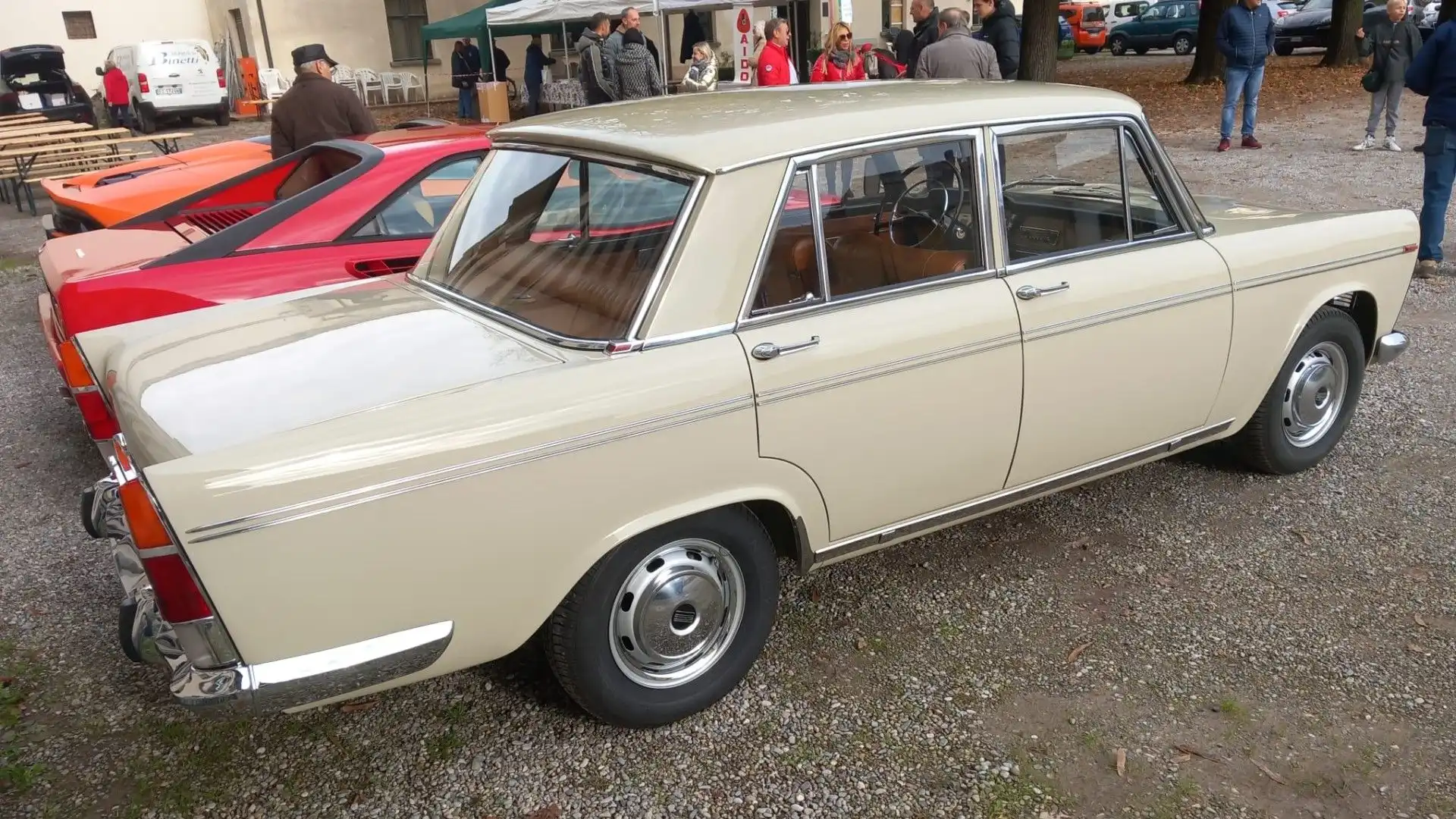 Al salone di Ginevra del 1963 venne presentata la 2300 Lusso