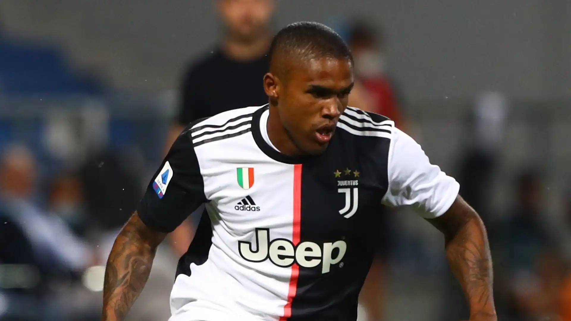 Douglas Costa, svincolato, si è offerto a prezzi irrisori al club bianconero