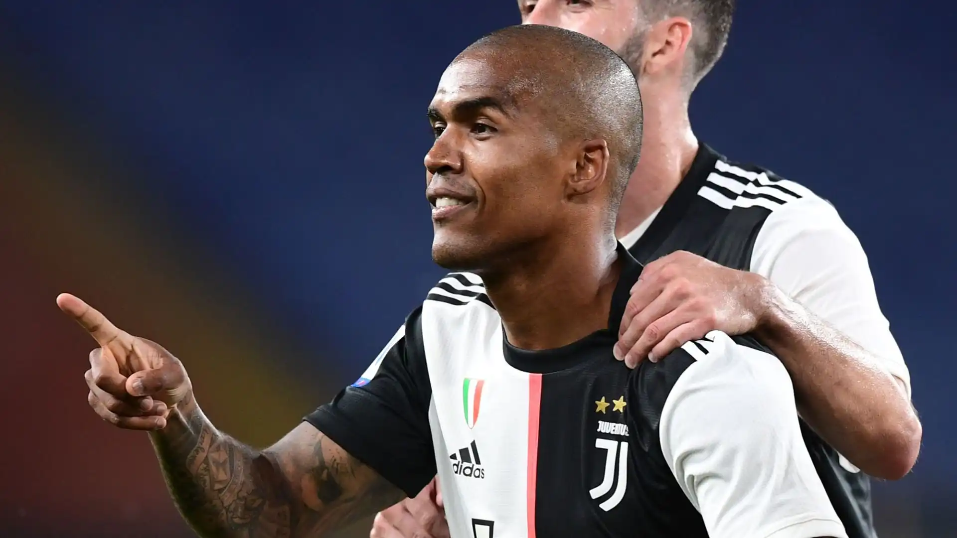 Douglas Costa, secondo quanto riporta Calciomercato.com, sarebbe disposto a percepire solo poco più del minimo salariale