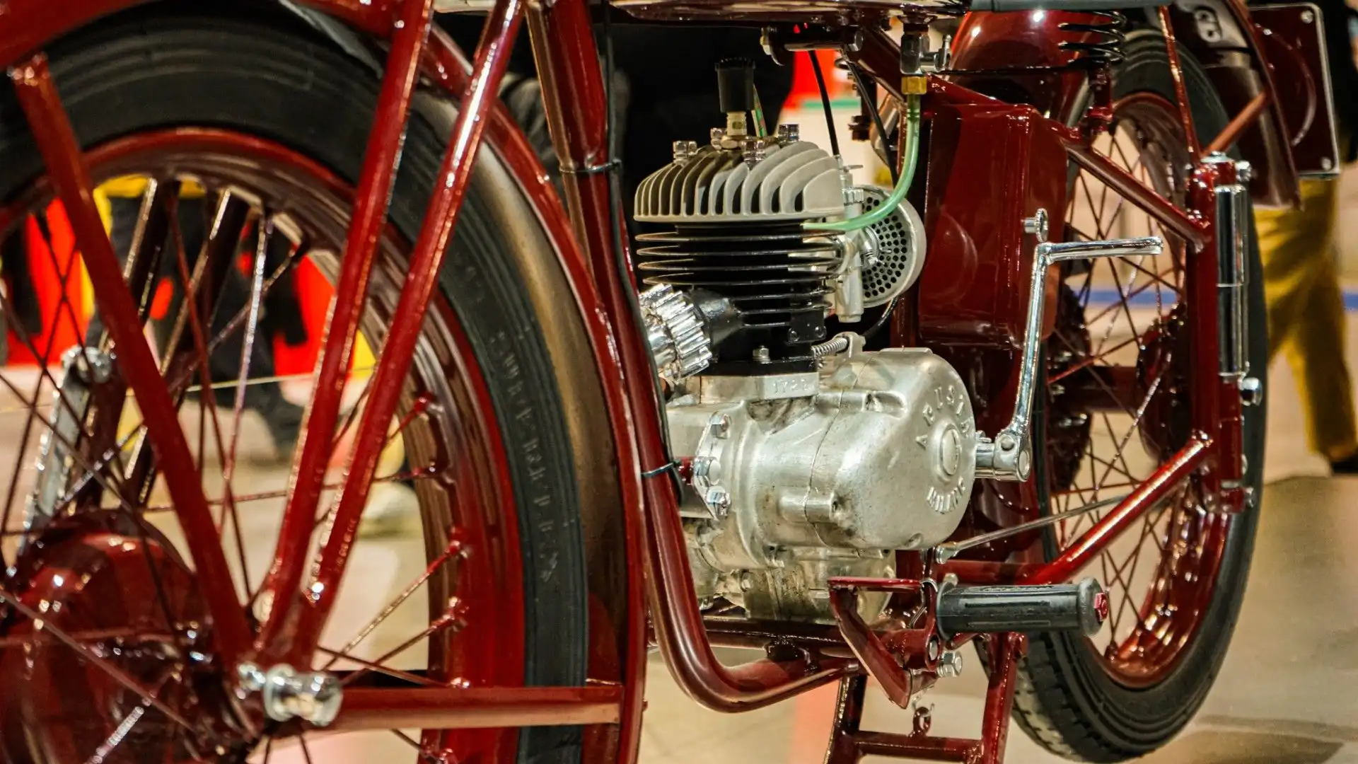 Nel 1943 nasce il primo motore MV Agusta, un semplice monocilindrico di 98 cc.