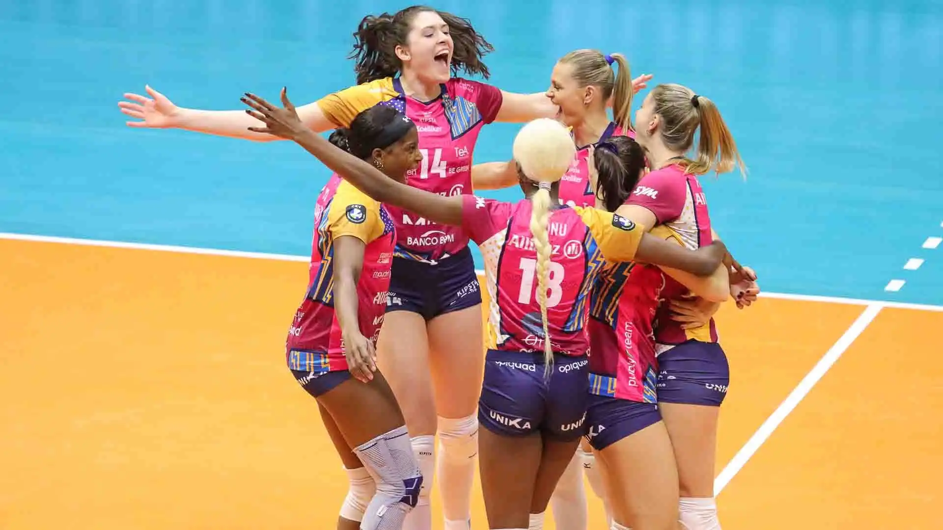 Presso l'Opiquad Arena di Monza, la formazione femminile del Consorzio Vero Volley ha superato con totale autorità il Jedinstvo Stara Pazova serbo con un secco 3-0 (25-15; 25-16; 25-20).
