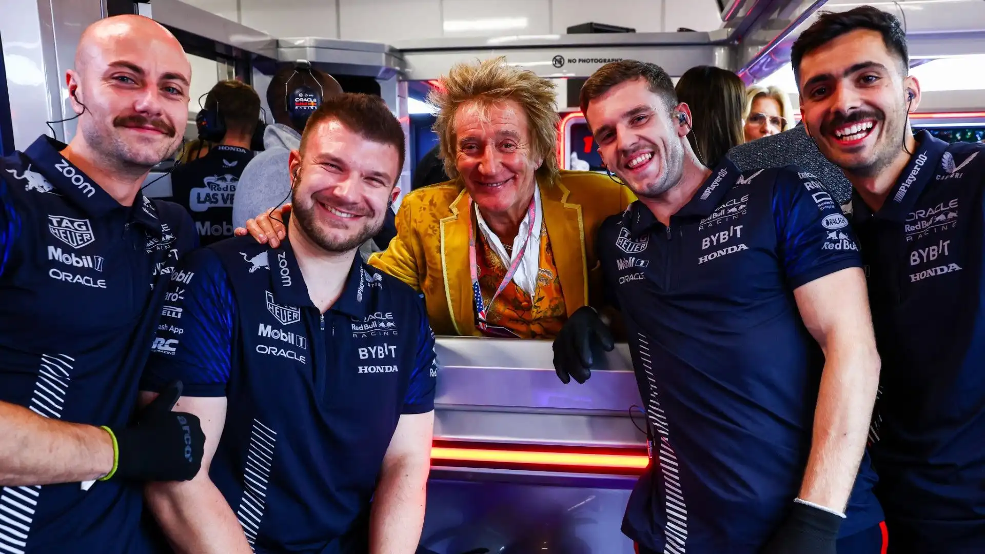 Rod Stewart ha posato con alcuni membri della Red Bull: un ricordo indelebile per loro