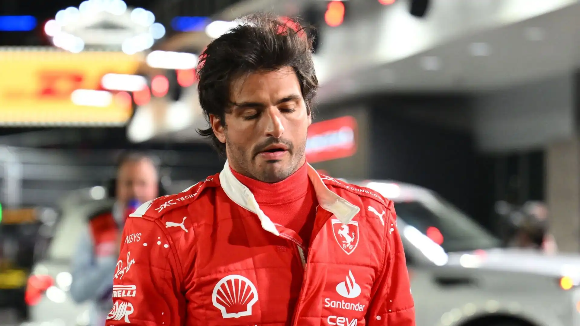 Dopo appena pochi minuti dal via della sessione di libere, un tombino ha danneggiato la Ferrari di Sainz
