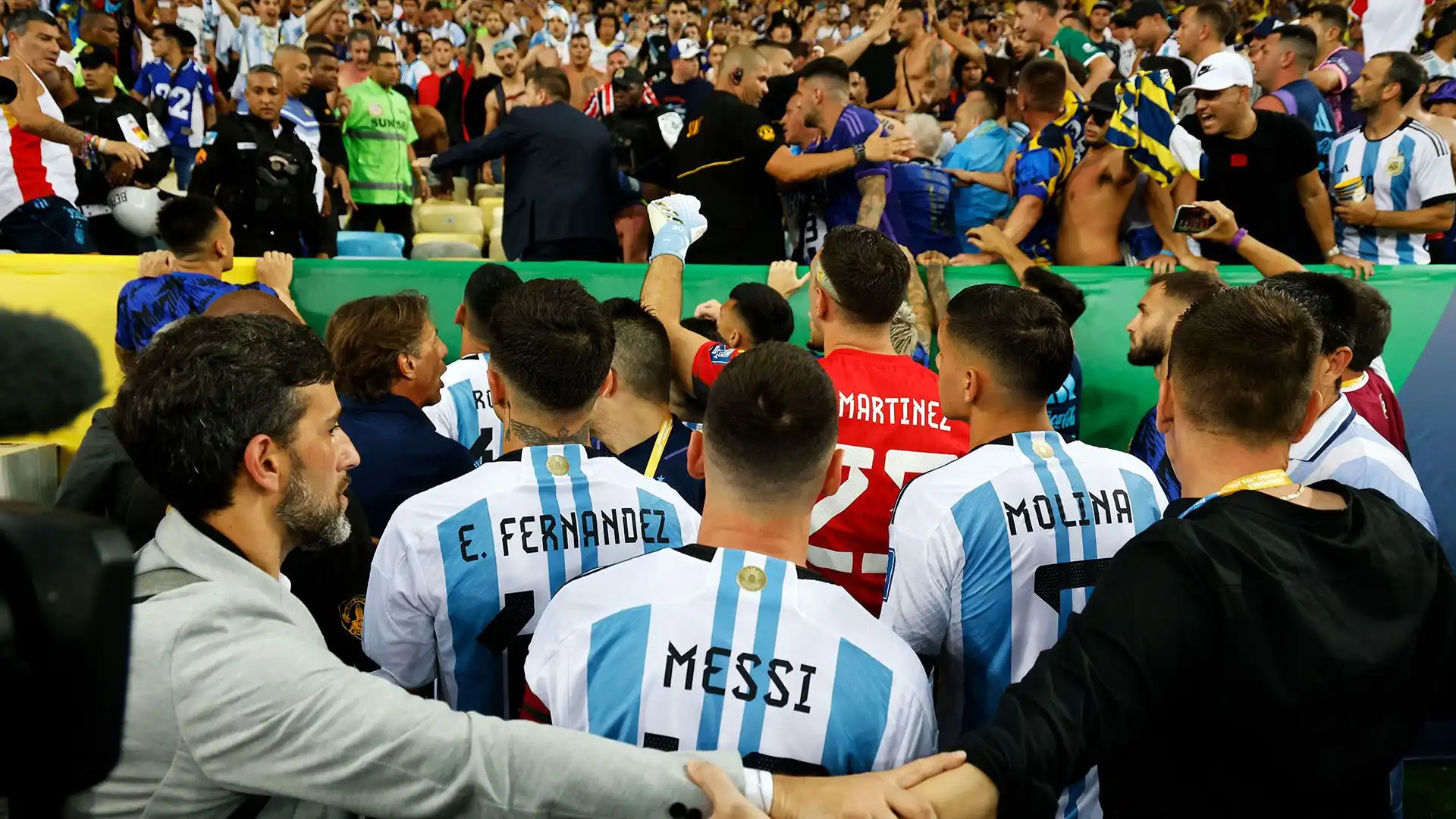 Leo Messi e i compagni si sono avvicinati ai loro tifosi per accertarsi che stessero bene