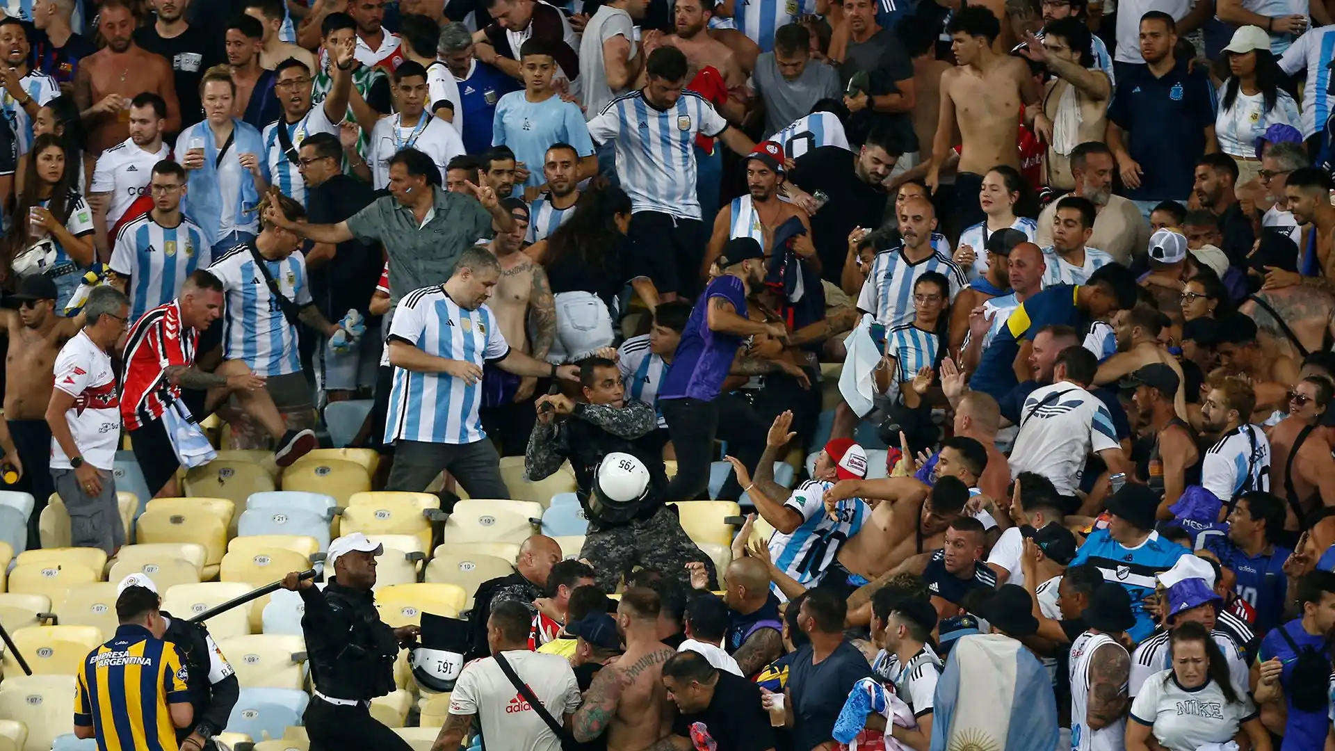 Sono stati scontri molto violenti quelli tra i tifosi argentini e la polizia