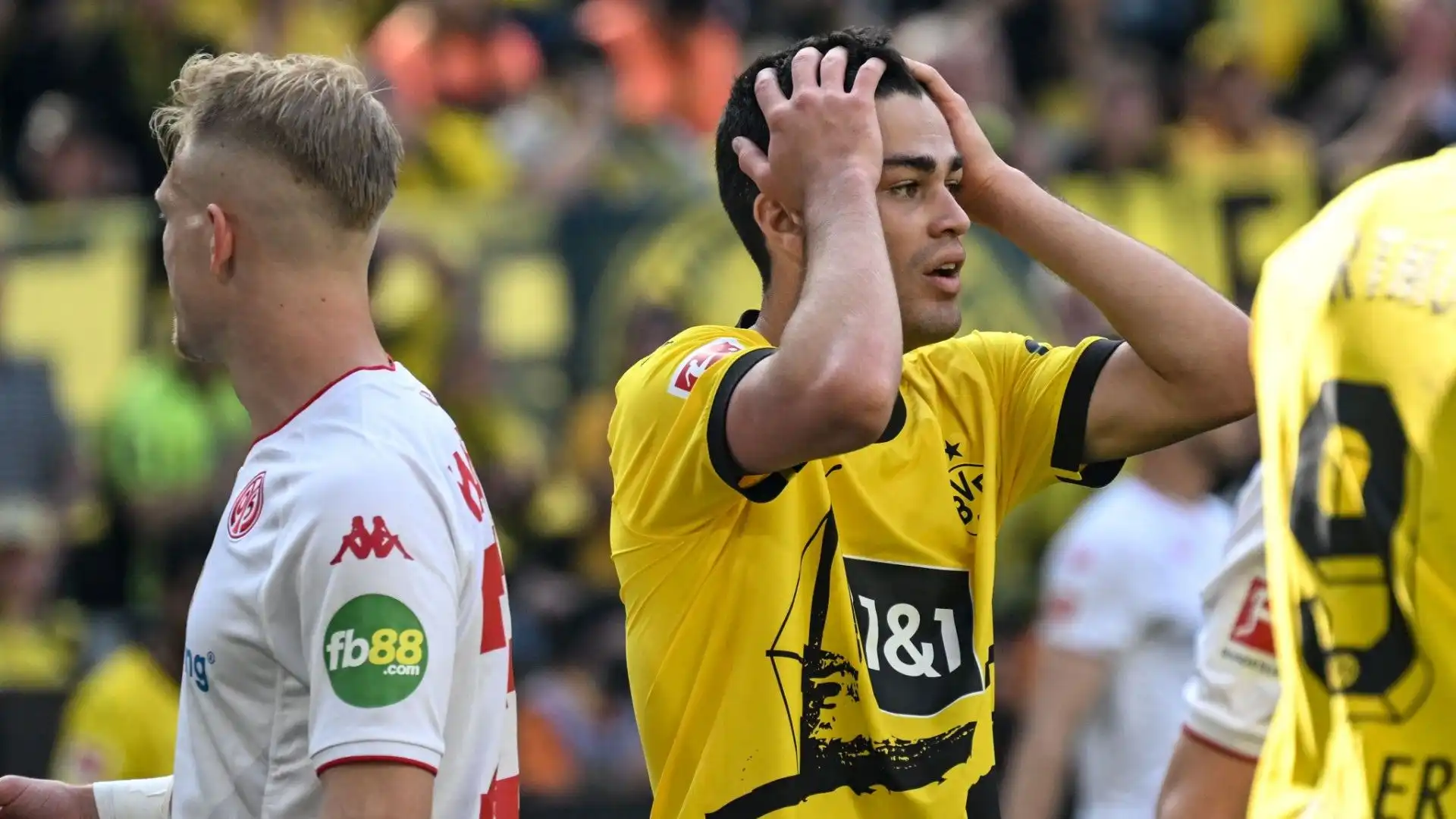 Dal 2020 il calciatore gioca stabilmente nella prima squadra del Borussia Dortmund