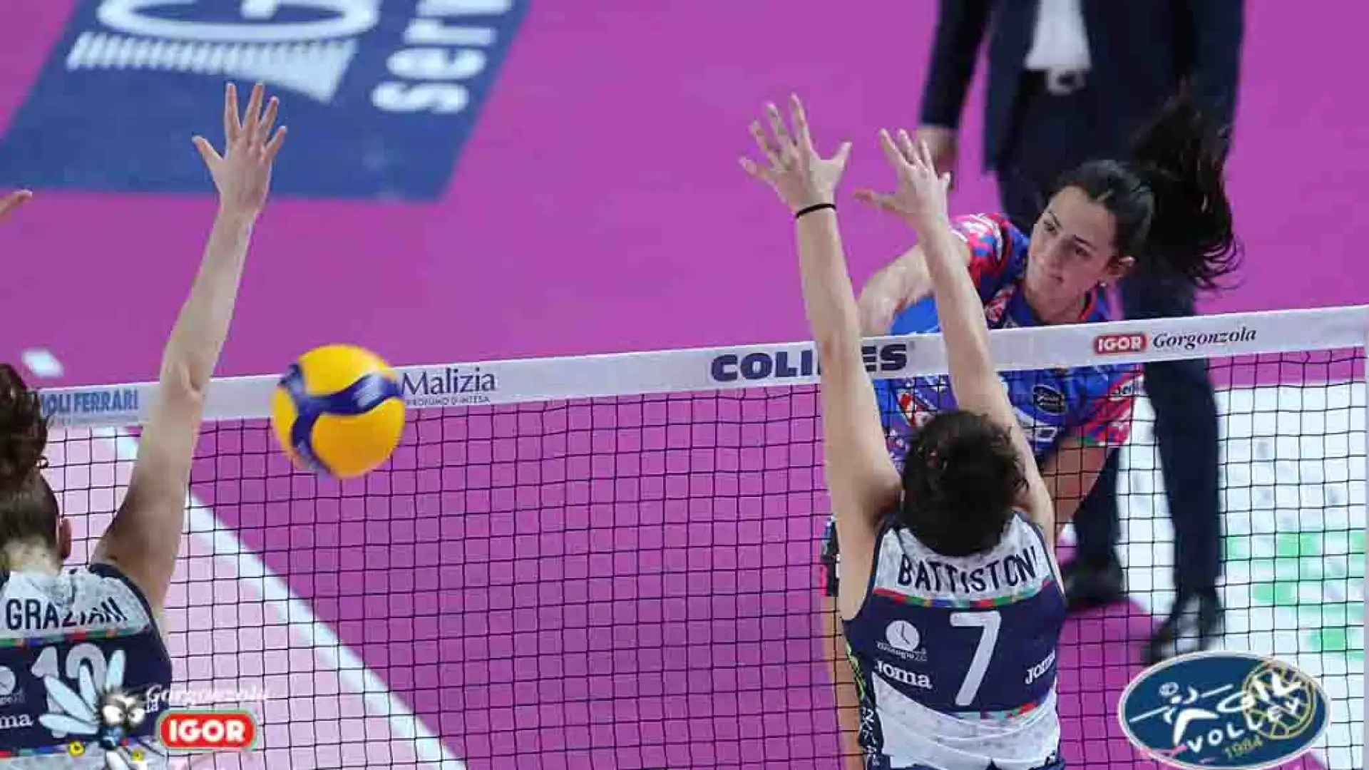 Nell'altro anticipo del campionato maggiore femminile, Vallefoglia ha sconfitto Trento in trasferta con un netto 3-0 (26-24, 25-18, 25-14), con 19 punti di Dehoog.