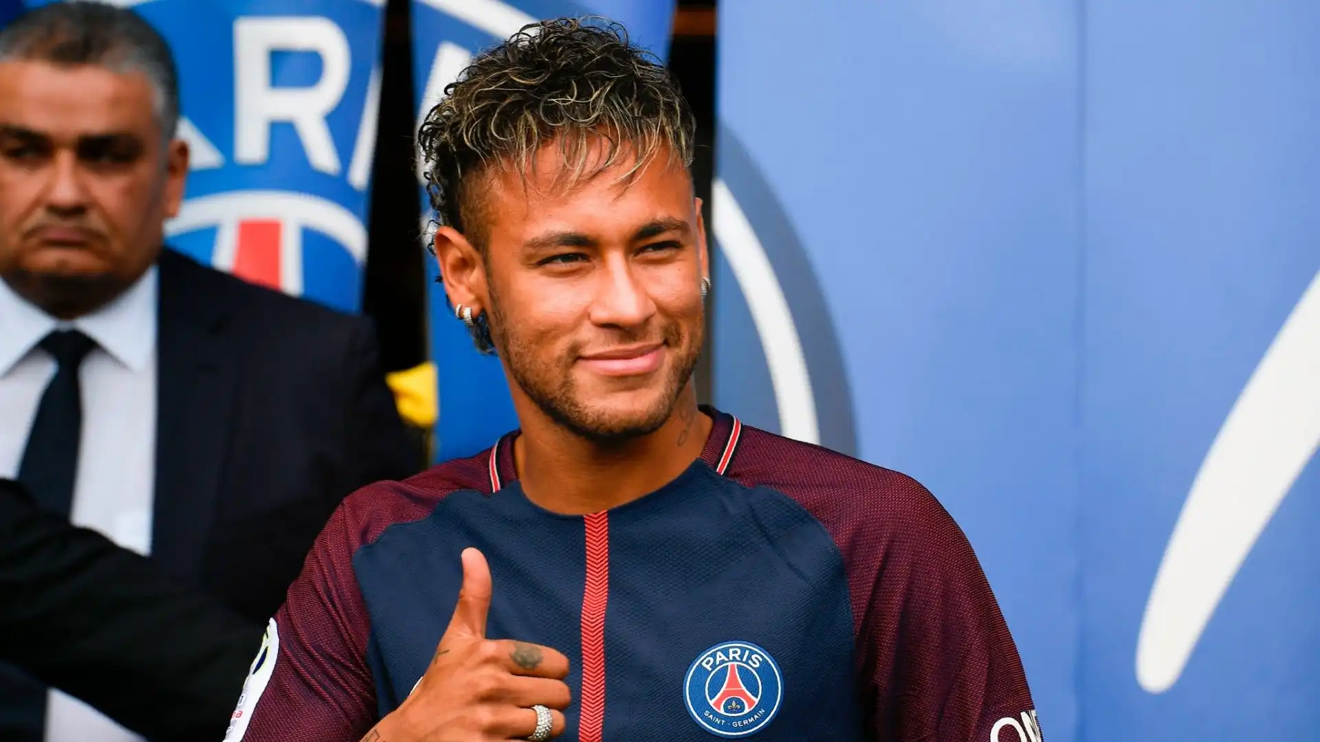 1- Finora il calciatore più pagato nella storia del PSG è Neymar: 222 milioni di euro