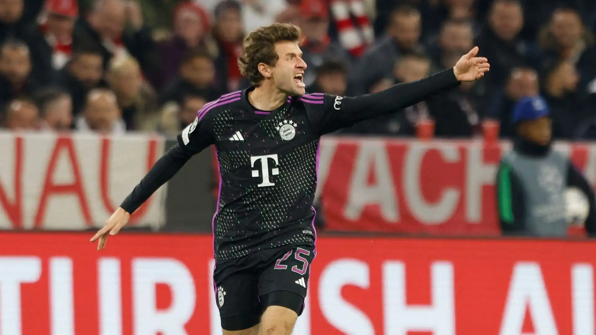 Attualmente Müller è uno dei giocatori che guadagna di più al Bayern Monaco: le trattative non sono ancora partite