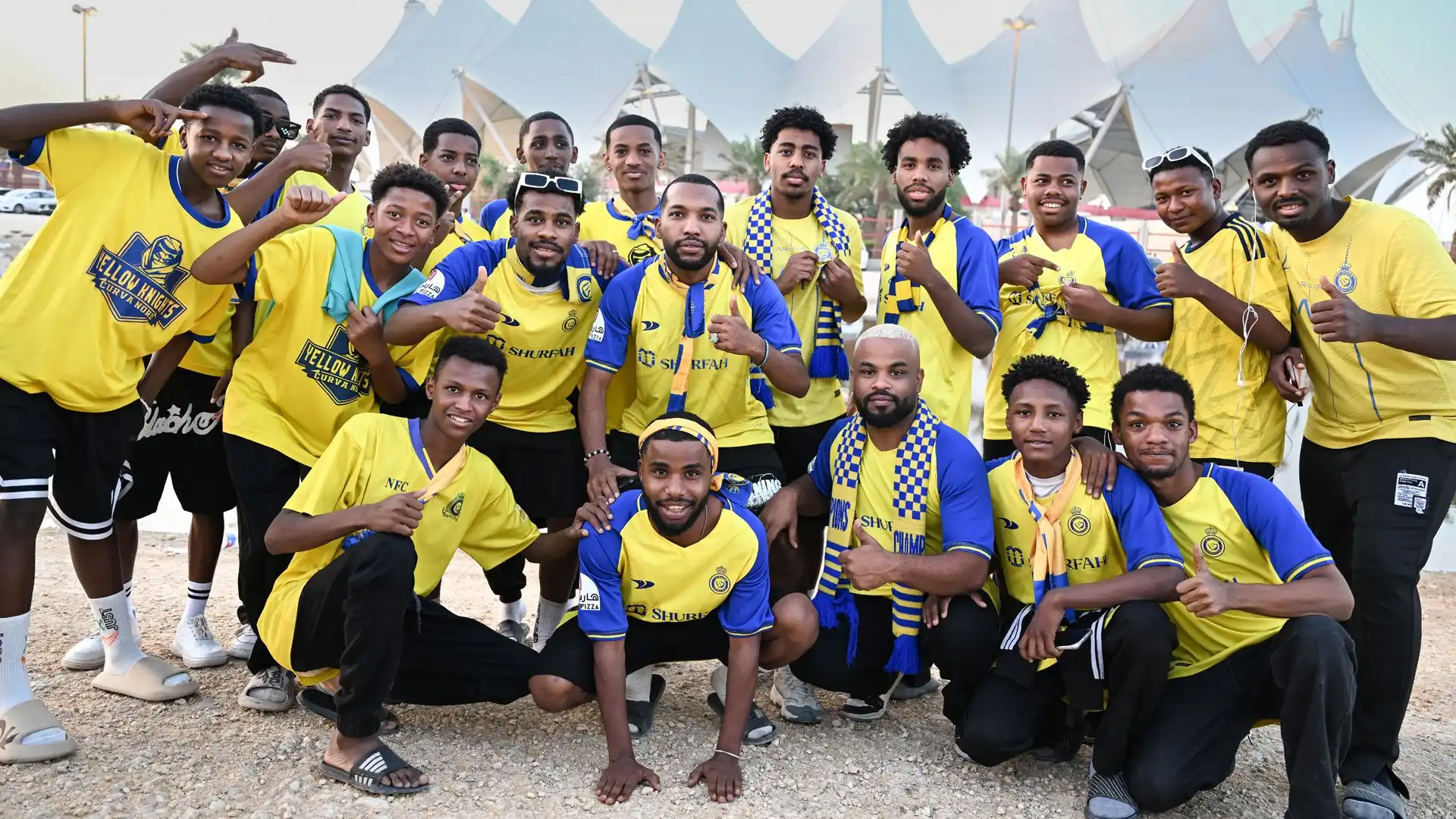 Foto di gruppo dei tifosi dell'Al Nassr prima del match