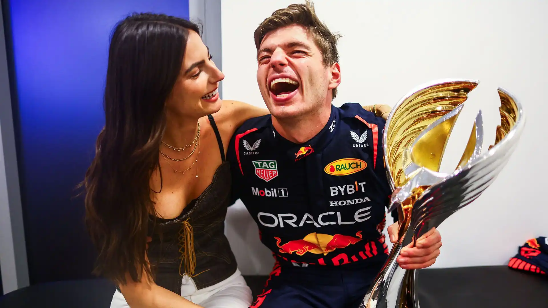 Kelly Piquet ha festeggiato l'ennesima vittoria del fidanzato Max Verstappen, che ha chiuso il Mondiale trionfando ad Abu Dhabi