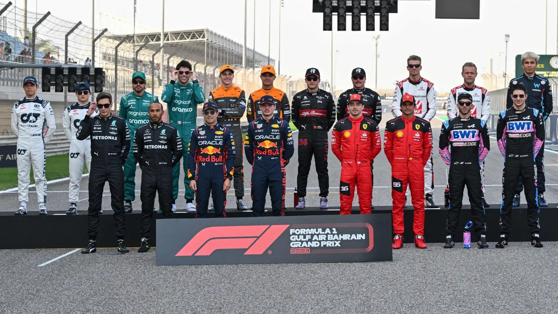 Per la prima volta nella storia della Formula 1, tutti i team manterranno la propria formazione di piloti per la prossima stagione, ma le voci sul possibile addio di Sergio Perez nel corso del 2024 non si fermano