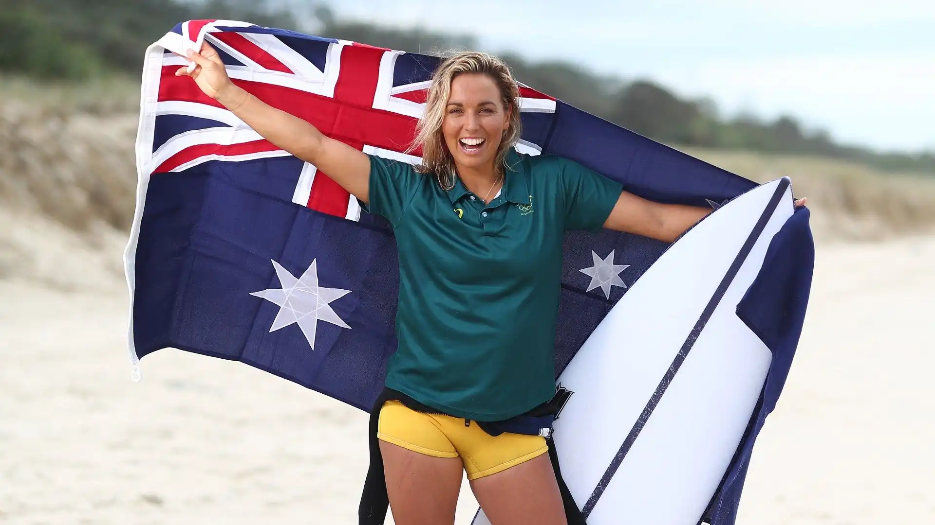 Eccola mentre sfoggia la bandiera australiana