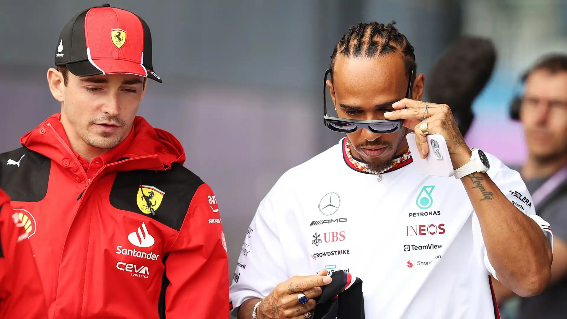 Lewis Hamilton ha rivelato in un'intervista di essere in stretto contatto con alcune figure dirigenziali della Ferrari