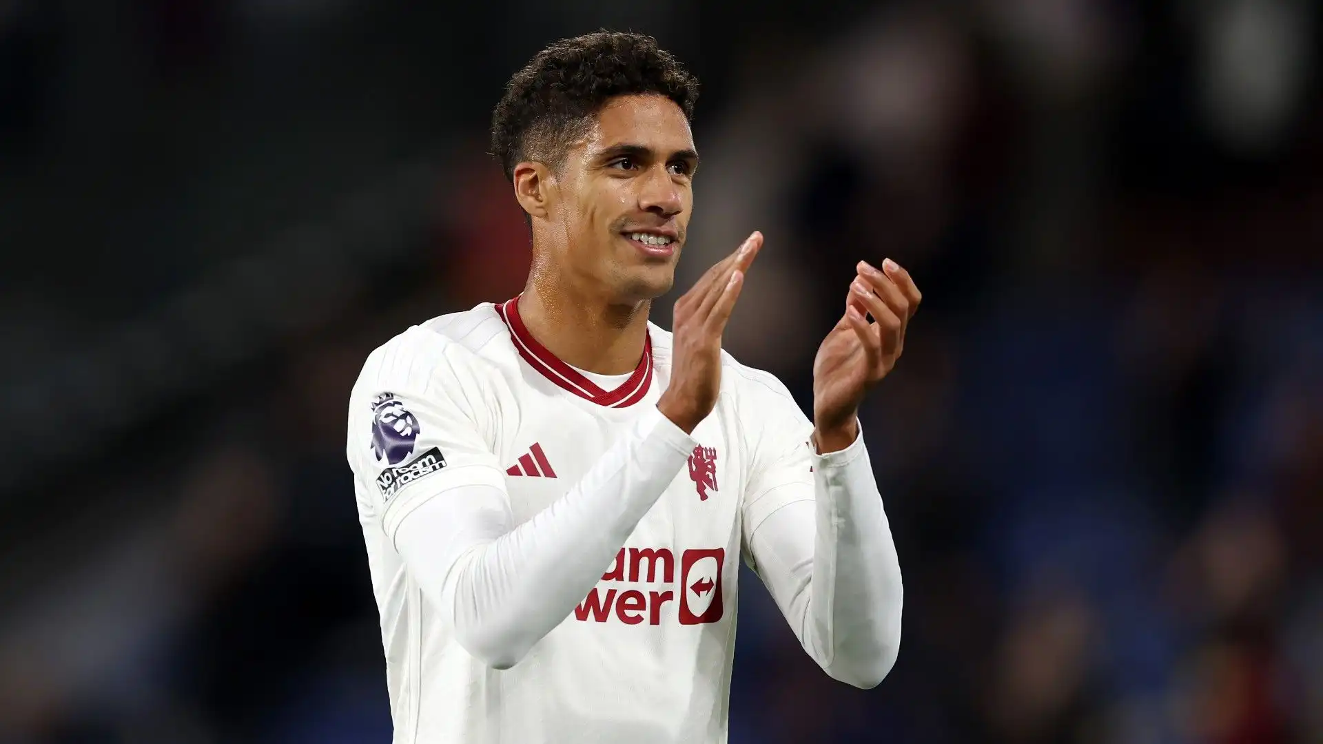 Messo in vendita dallo United, Varane è già stato contattato da alcuni club arabi