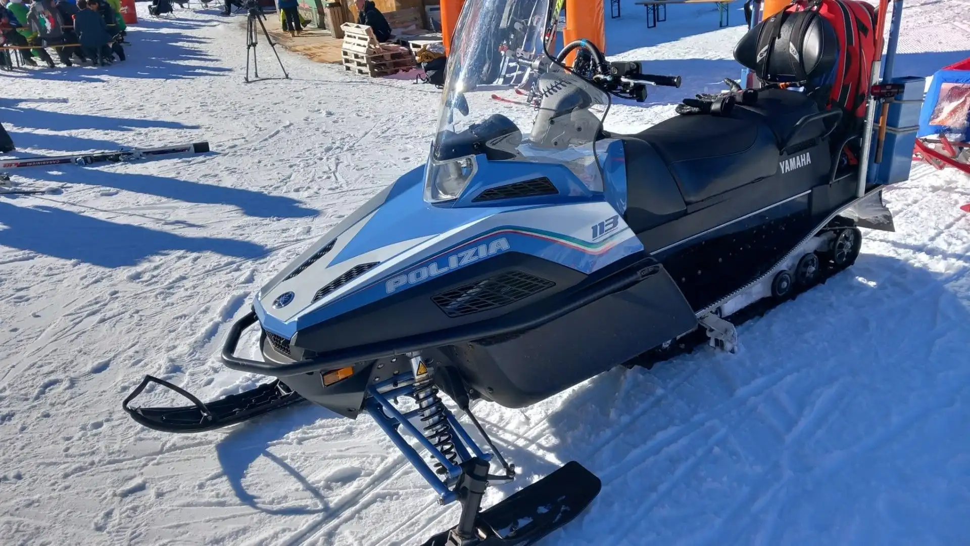 Bolidi sulla neve: le foto delle motoslitte di Carabinieri e Polizia