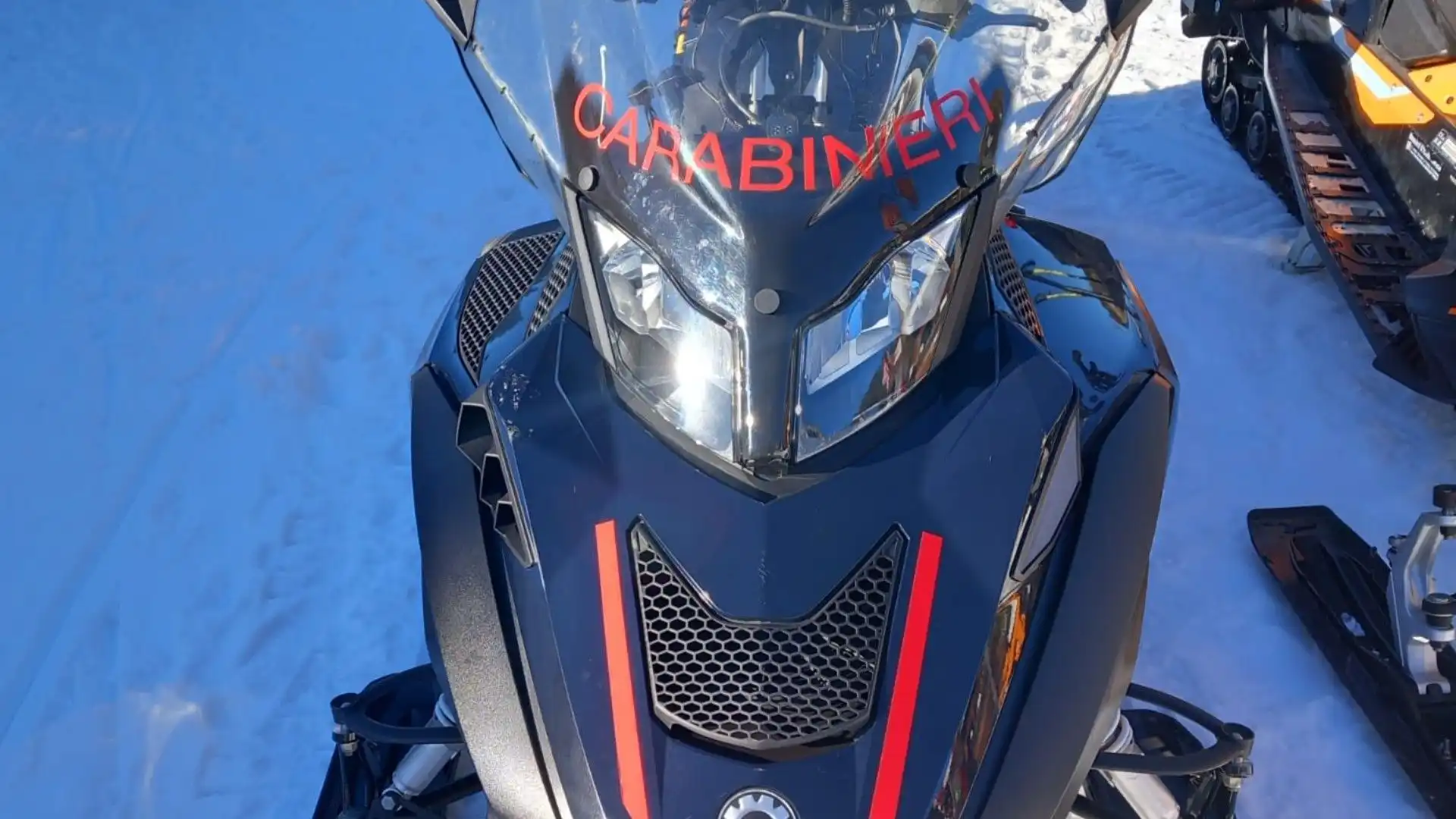 Forza e precisione: la motoslitta dei Carabinieri, pronta per ogni missione invernale