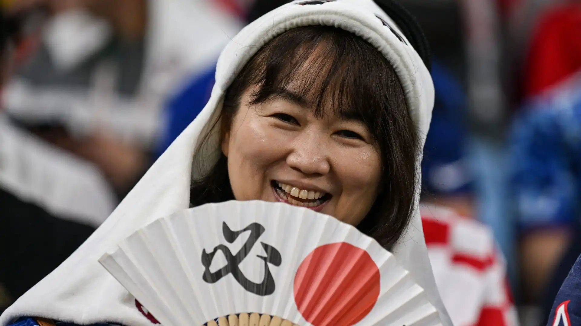 Spesso vengono distribuiti dei ventagli con la bandiera del Giappone