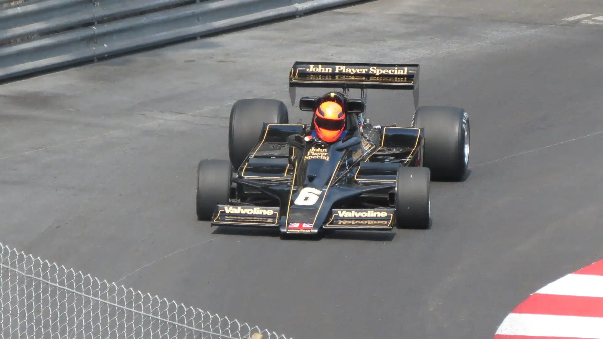 Dopo le esperienze con March e Tyrrell Ronnie è tornato in Lotus