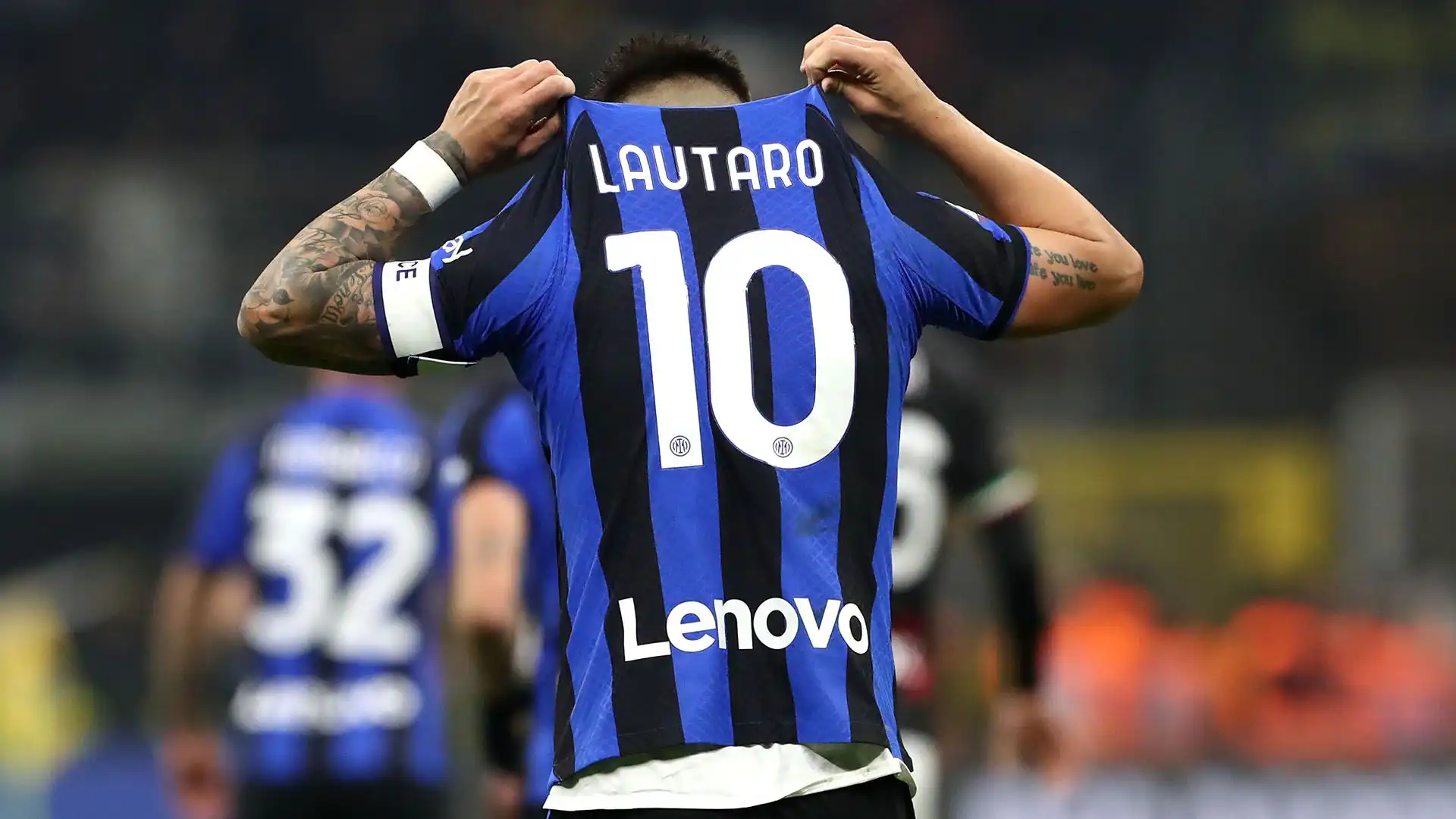 I sostenitori dell'Inter, invece, scrivono che il Toro è più forte dell'ex bomber bianconero