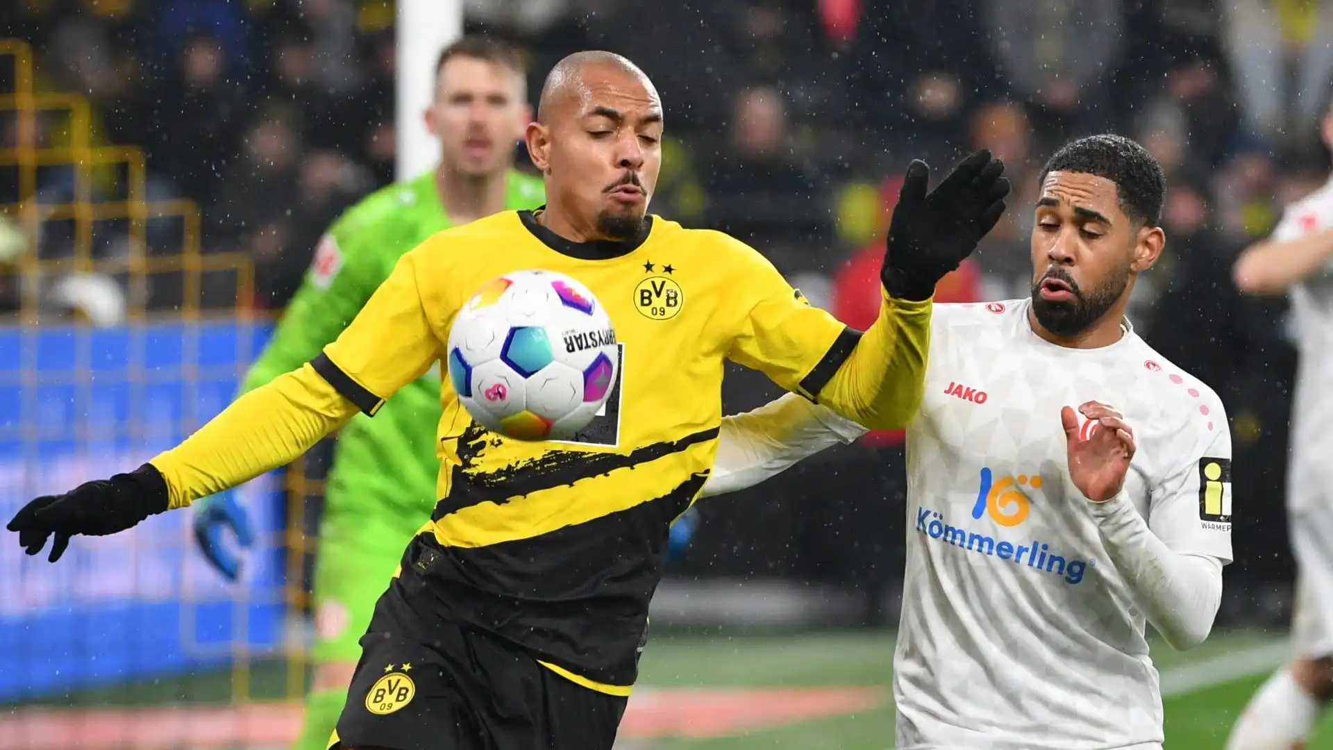 L'olandese ha un contratto con il Borussia Dortmund fino al 2026