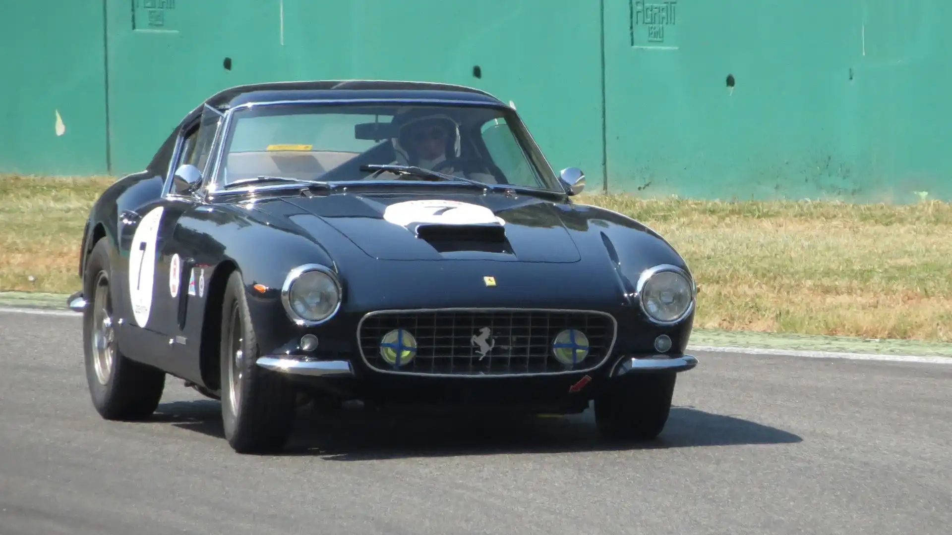 Una Ferrari di colore nero