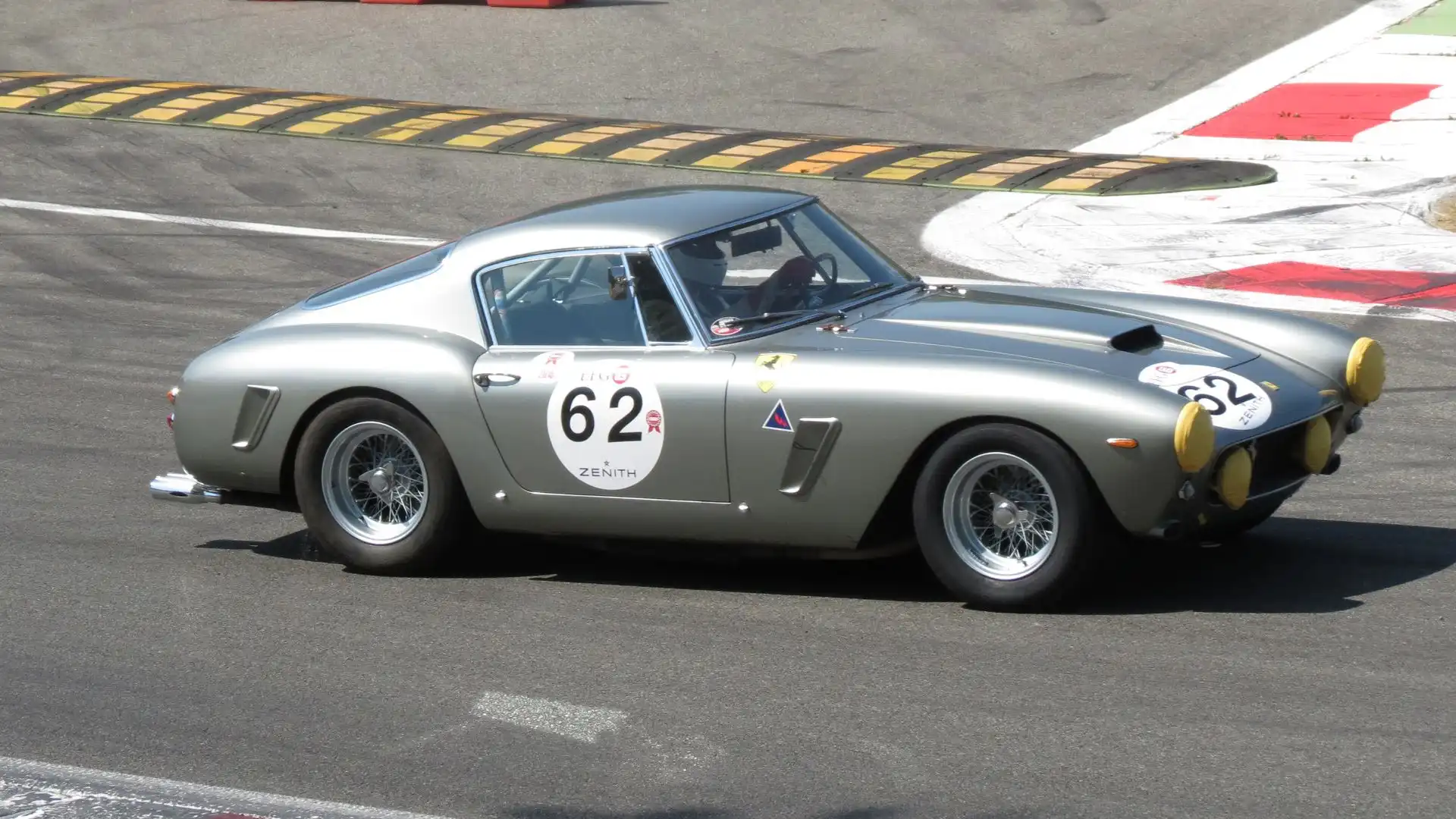 Una Ferrari di colore argento
