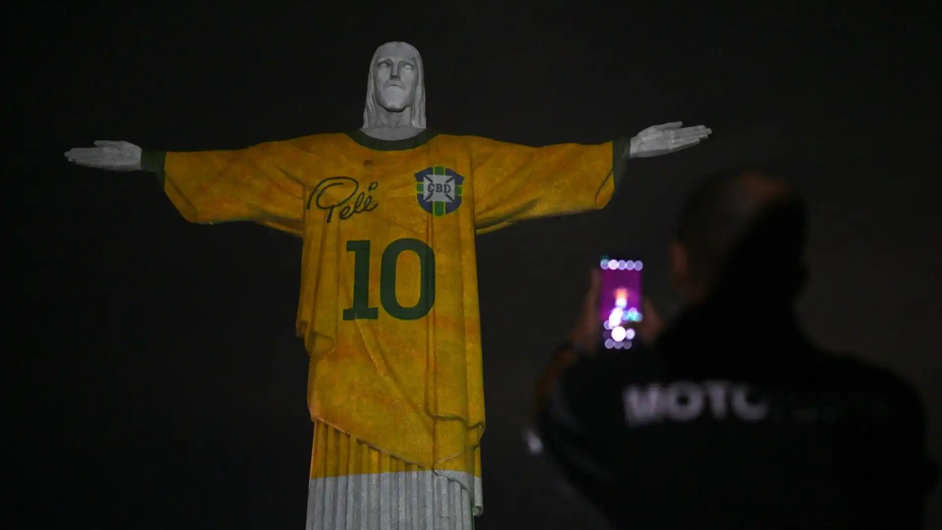 Pelé: un anno dopo, un omaggio che emoziona il mondo intero. Le immagini
