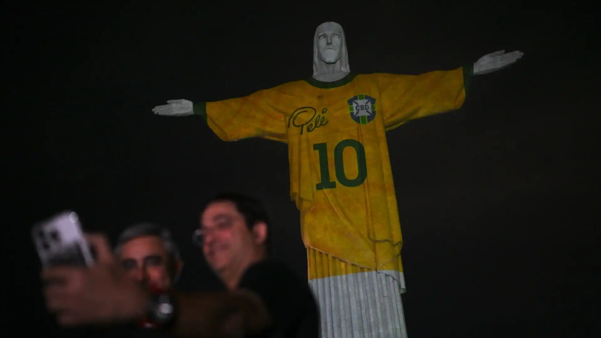 In occasione dell'anniversario della morte della leggenda, le autorità brasiliane hanno proiettato alcune delle magliette più iconiche indossate da 'O Rei'