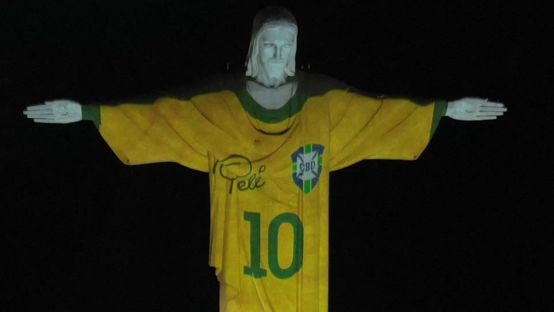 Ecco la maglia nel dettaglio, dove si vede bene il nome di Pelé