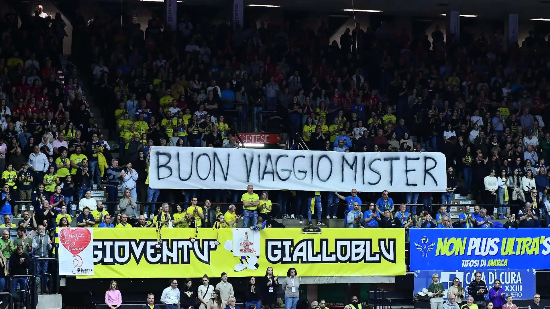 Prima dell’inizio doveroso minuto di silenzio alla memoria del grande coach Daniele Bagnoli che a Modena e a Treviso per lunghi anni ha scritto la storia del volley italiano.