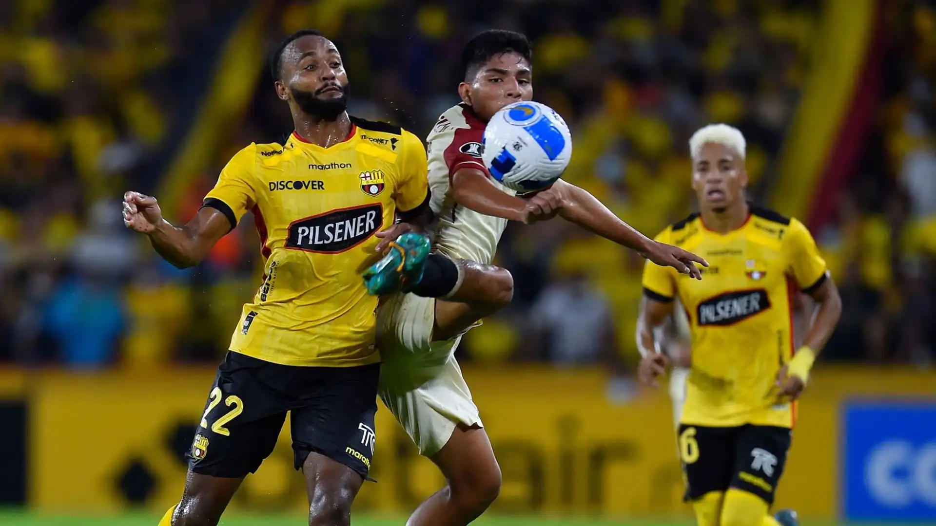 Ha debuttato nella liga peruviana nel 2021 con l'Universitario de Deportes