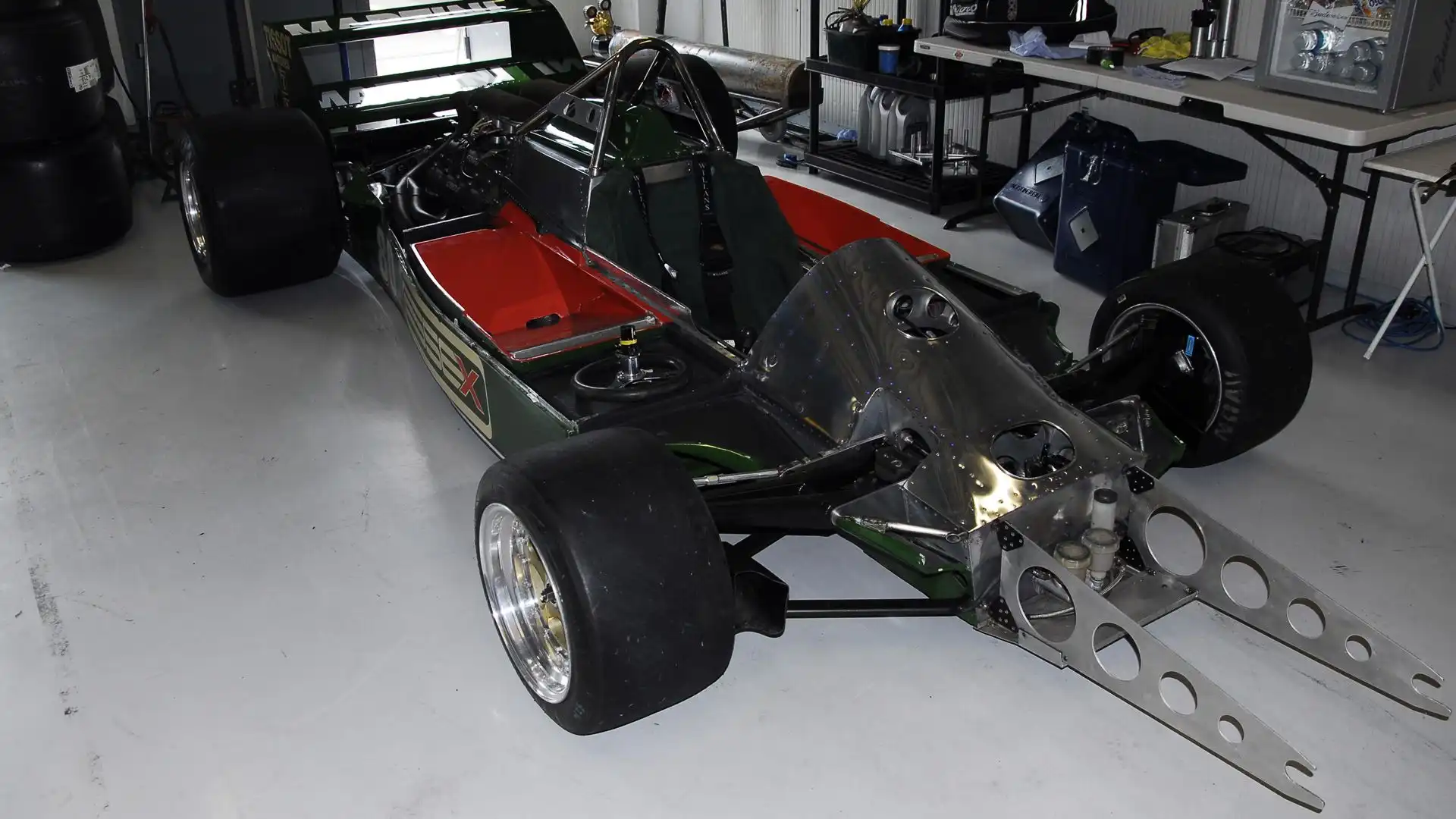 L'argentino gareggiò con il modello precedente, la Lotus 79