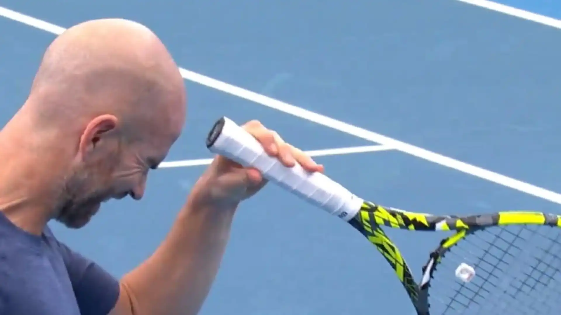 Il tennista francese si è colpito ripetutamente alla fronte con il manico della racchetta da tennis, procurandosi un taglio