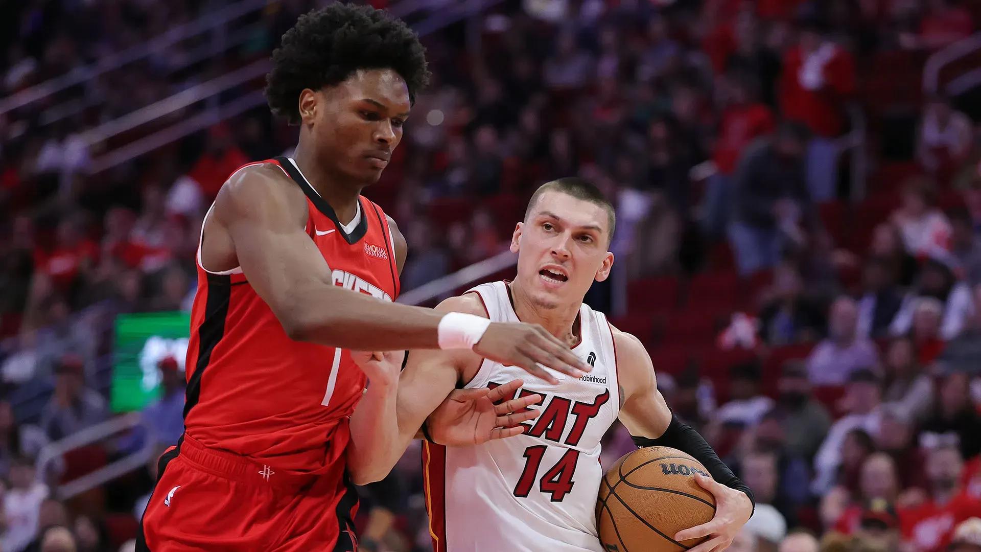 Battaglia campale durante la partita di NBA tra gli Houston Rockets e i Miami Heat