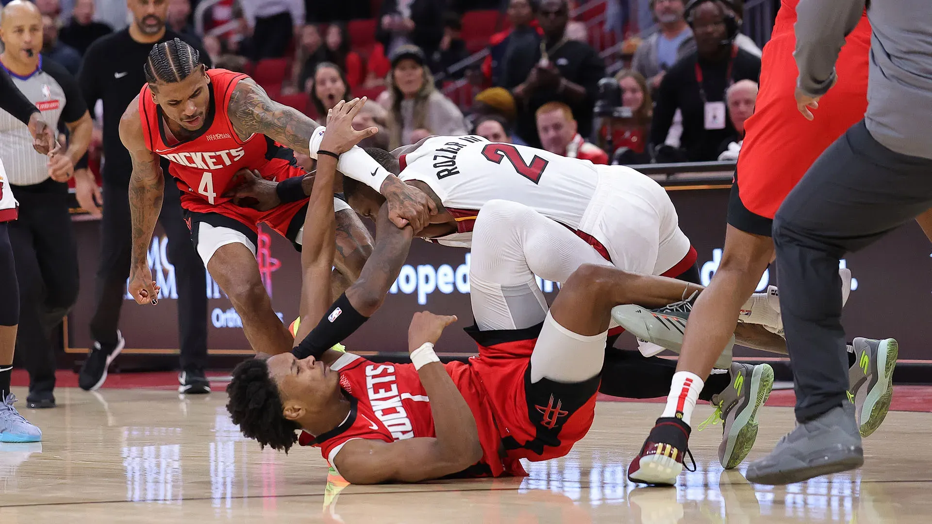 Nel finale di gara si è acceso un durissimo scontro tra cinque membri dei Rockets e due dei Heat