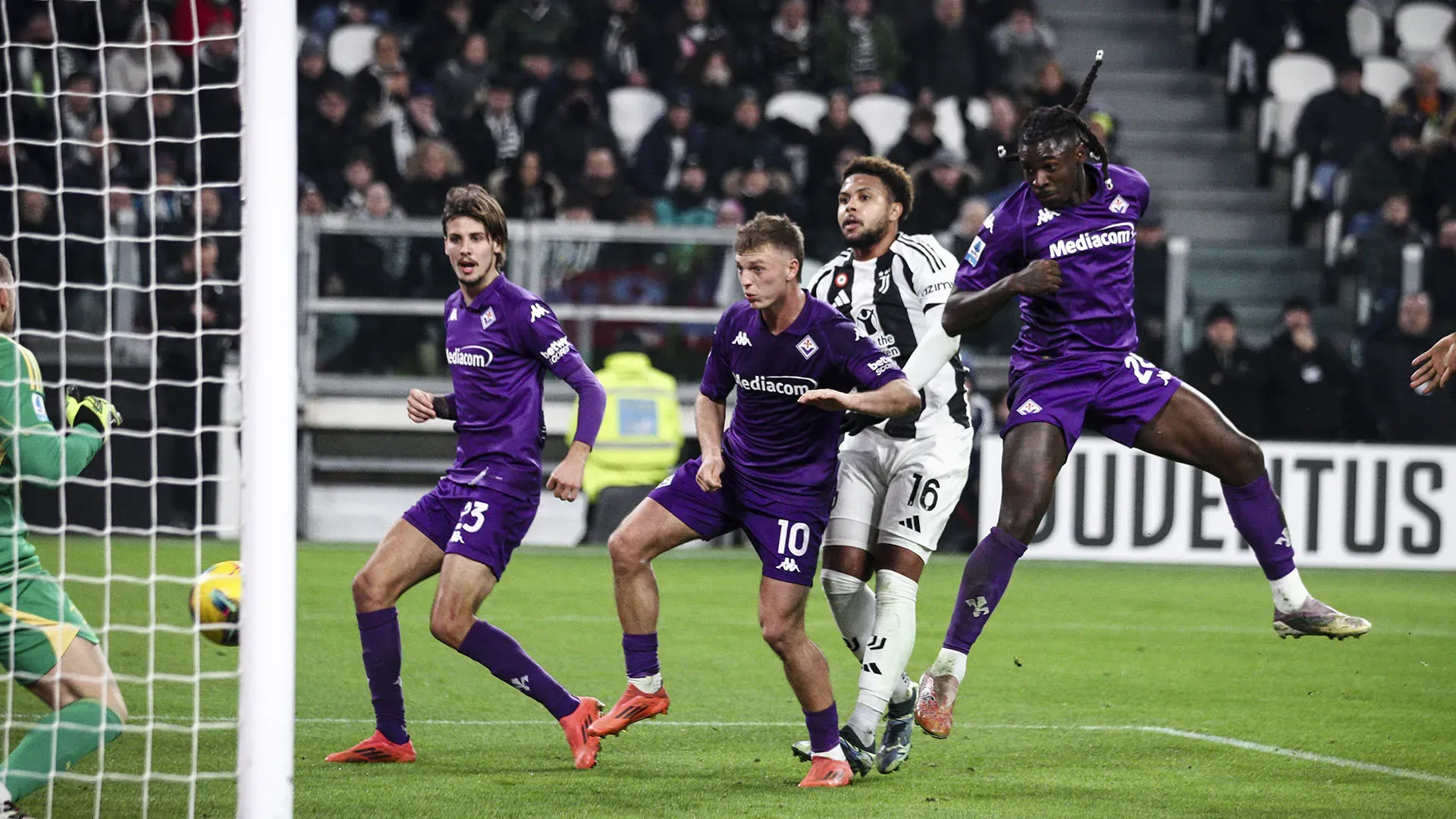 L'attaccante della Fiorentina va in gol al 38' con un gran colpo di testa su assist di Adli