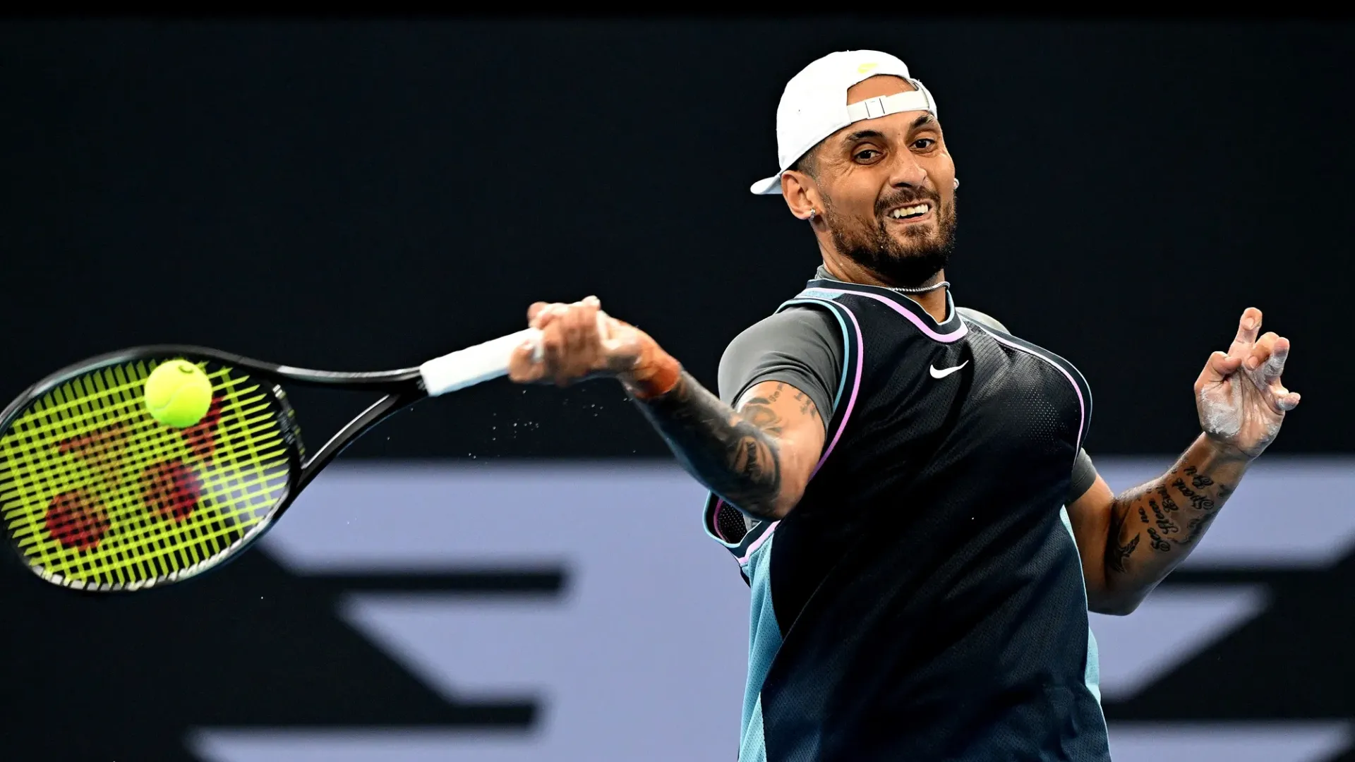 Kyrgios, che negli ultimi mesi si era fatto notare per i tanti attacchi a Jannik Sinner, è stato sconfitto con i parziali di 7-6, 6-7, 7-6