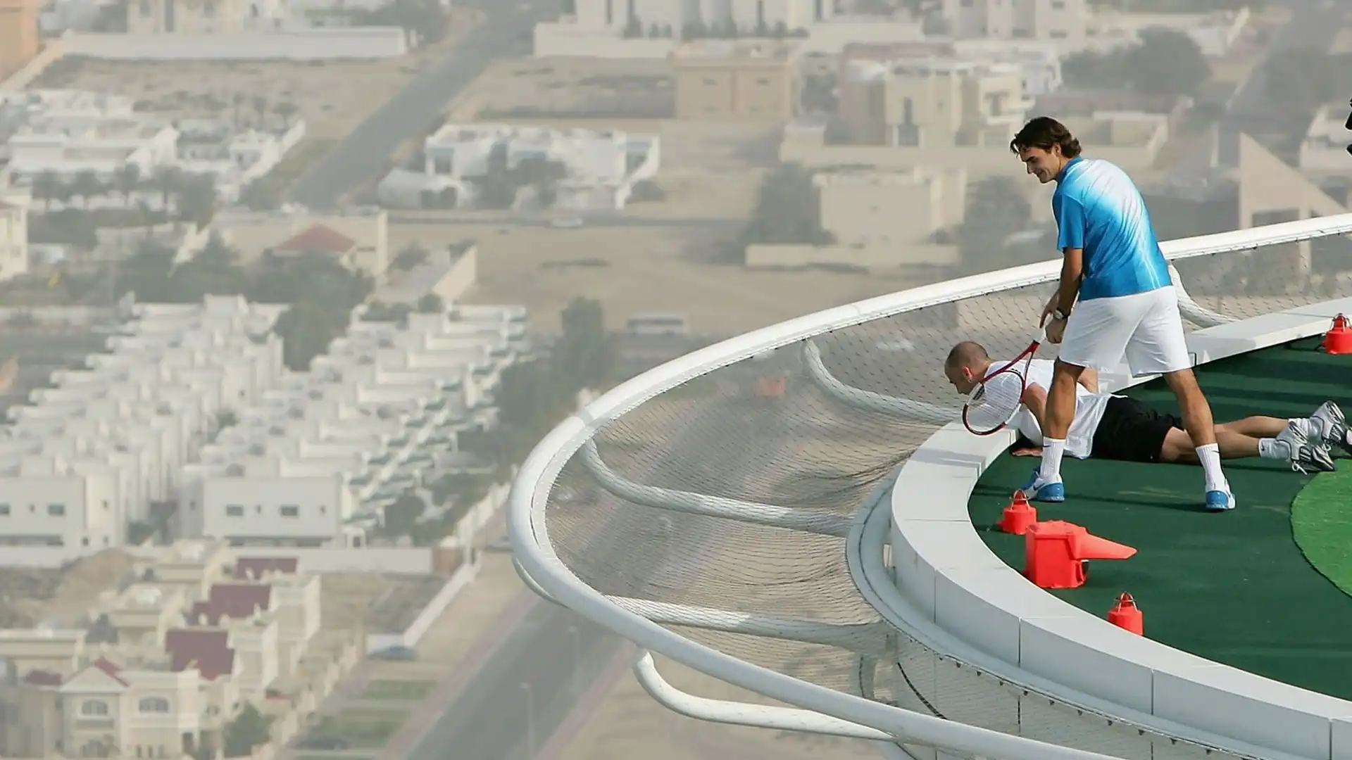 I due fuoriclasse del tennis, prima del torneo di Dubai, si allenarono in un campo di erba sintetica sistemato sull'eliporto del Burj Al Arab, uno degli hotel più lussuosi del mondo