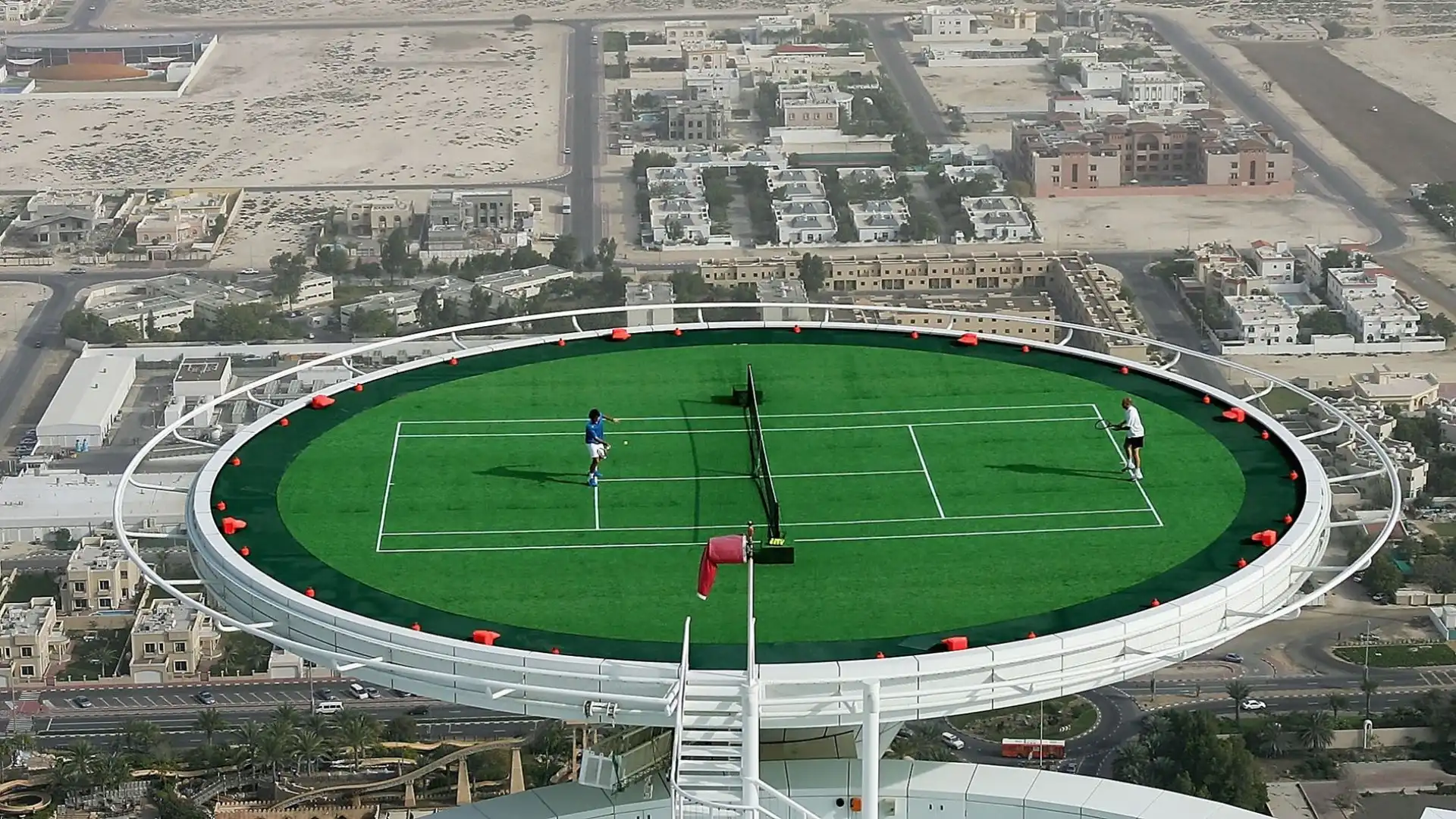 La partita è entrata nel Guinness dei primati: il campo da tennis è considerato il più alto mai installato