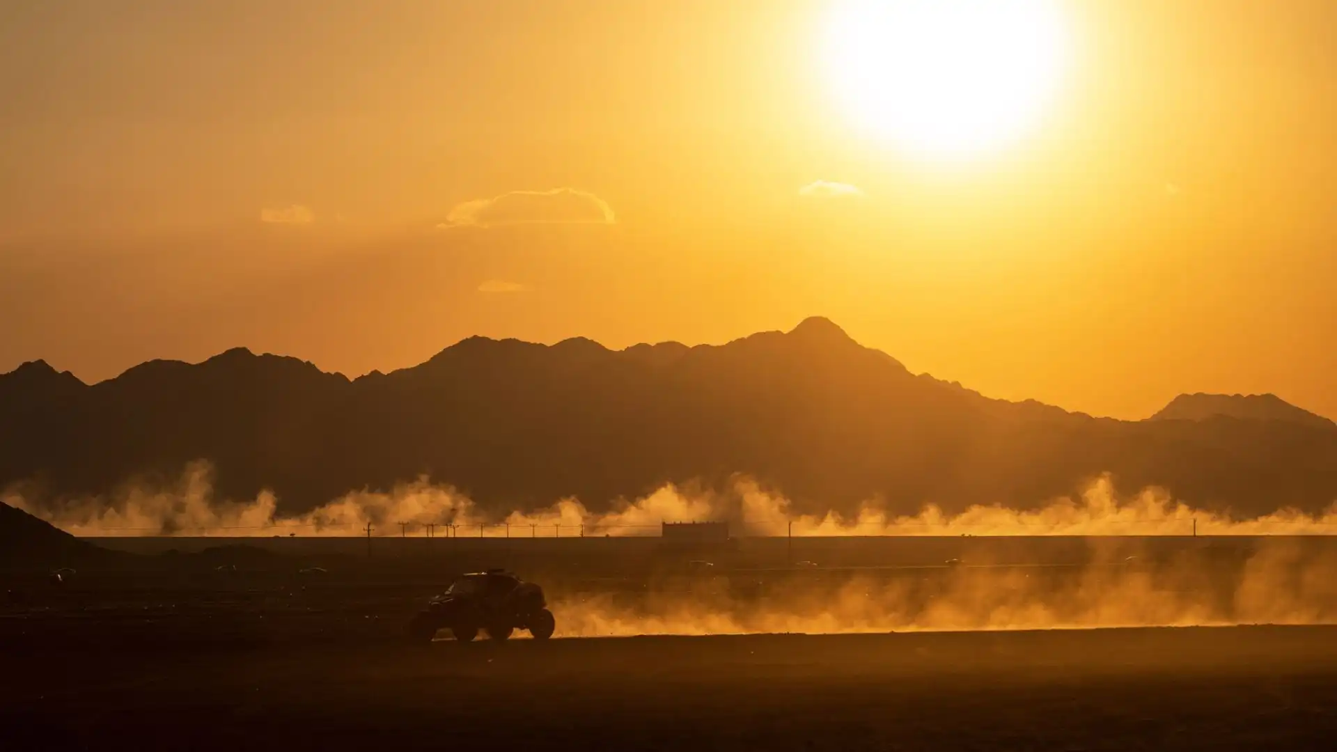 La celebre corsa di Rally ha preso il via in Arabia Saudita, con un panorama da brividi