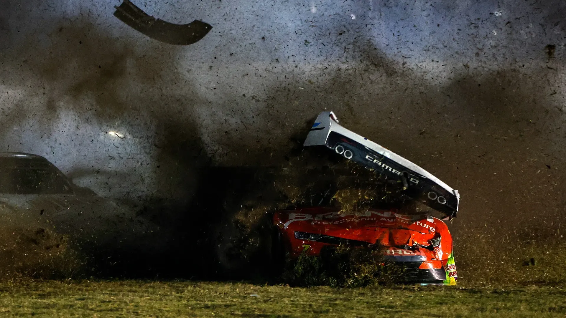 Volano pezzi di auto: le foto dello spaventoso incidente